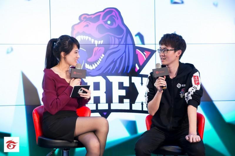 主持人Jessie採訪GRX替補中路Wuji。(圖片來源:Garena esports flickr)