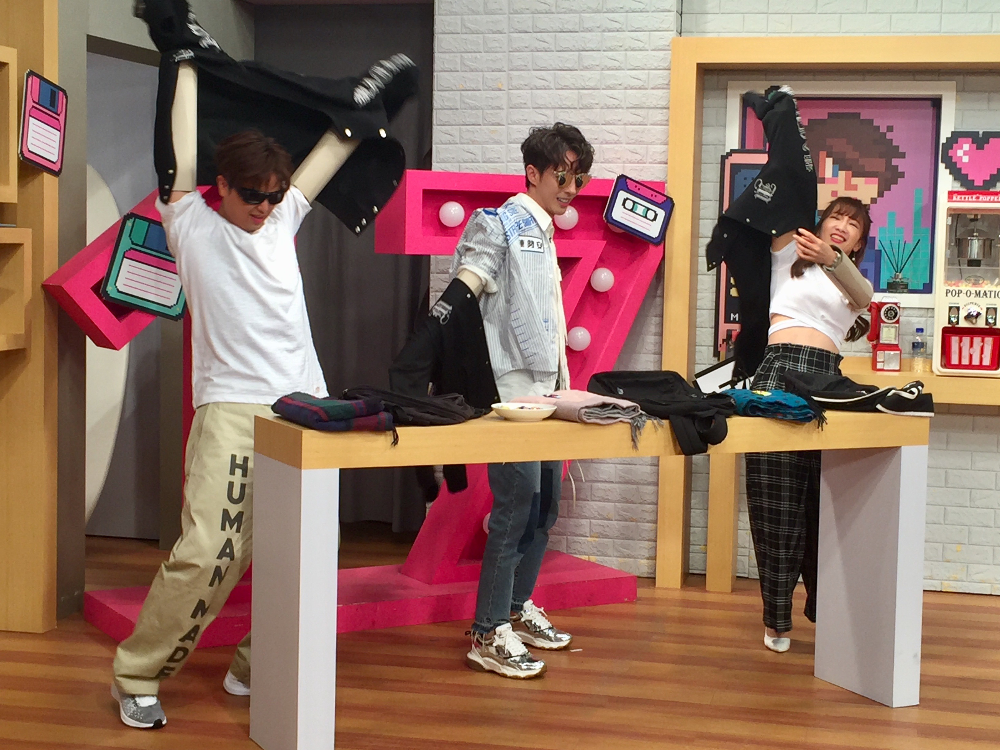 陳勢安（中）在節目中玩遊戲，配合度很高相當投入。（17Media提供）