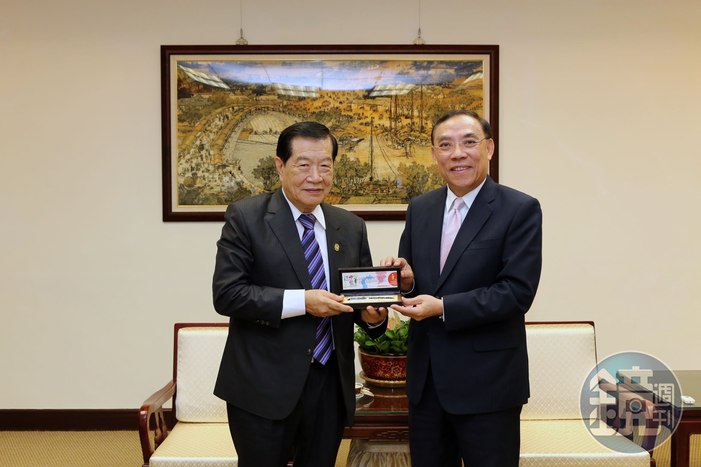 法務部部長蔡清祥對李昌鈺（左）表達感謝之意，也致贈台北監獄收容人製作的漆藝筆。（法務部提供）