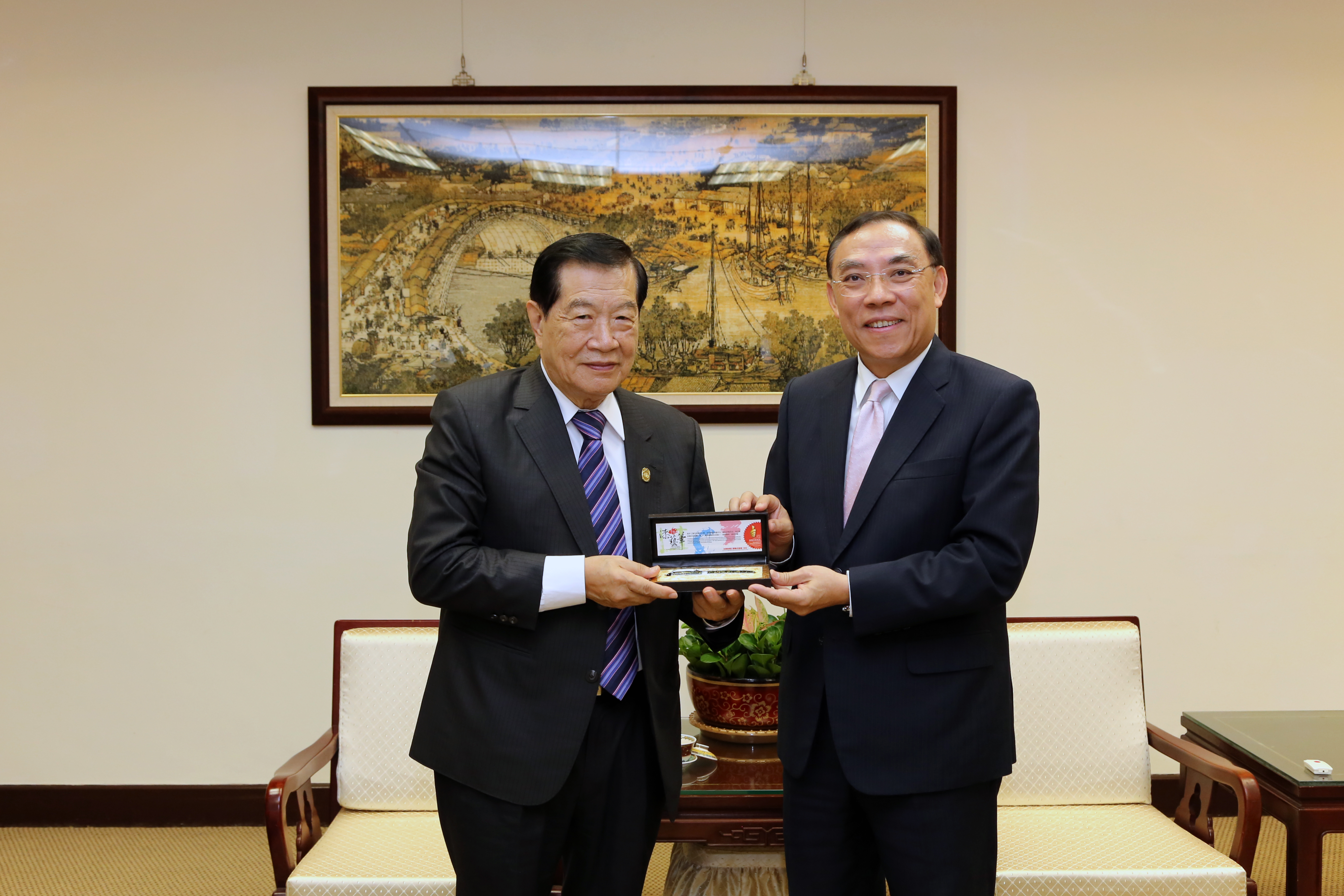 法務部部長蔡清祥對李昌鈺（左）表達感謝之意，也致贈台北監獄收容人製作的漆藝筆。（法務部提供）
