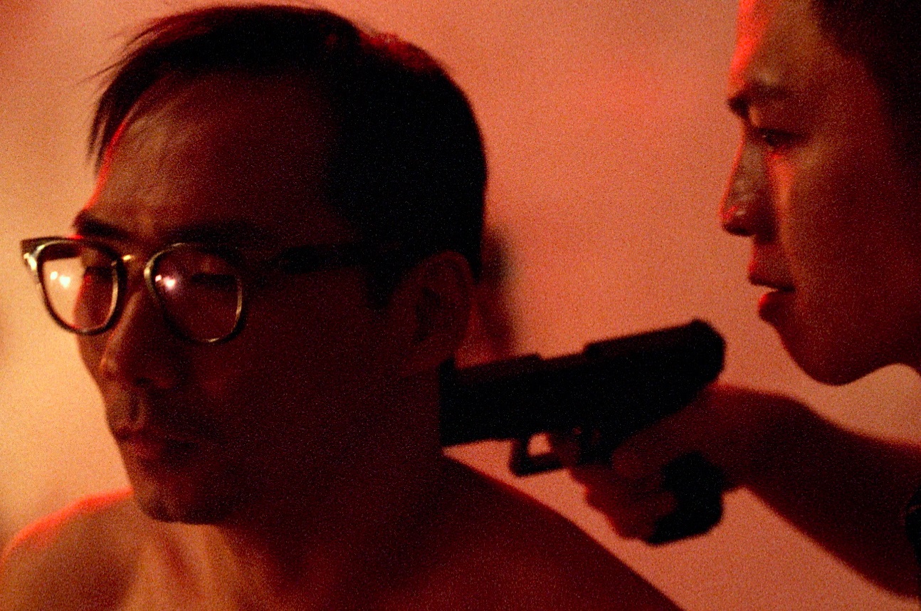 石頭被憤怒的李鴻其用槍指著頭。（牽猴子提供）