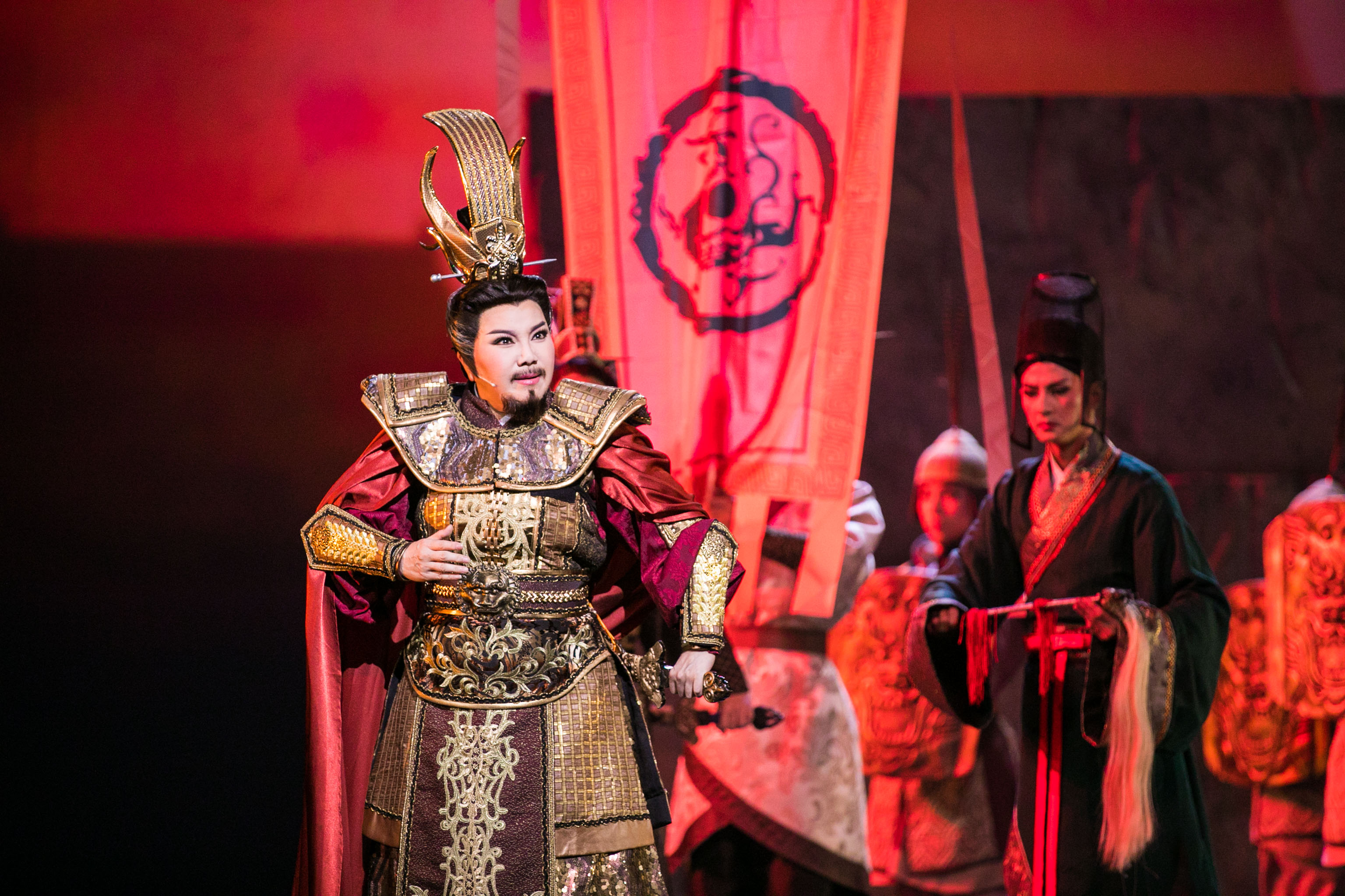 唐美雲飾演漢武帝在處理國家大事之餘，在家庭生活也面臨許多難題。（國家兩廳院提供）