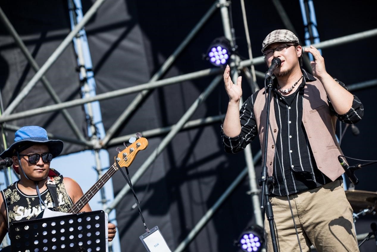 首屆Pasiwali音樂創作大賽得主馬耀喇外（右），在音樂節擔任開場演出。（角頭音樂提供）