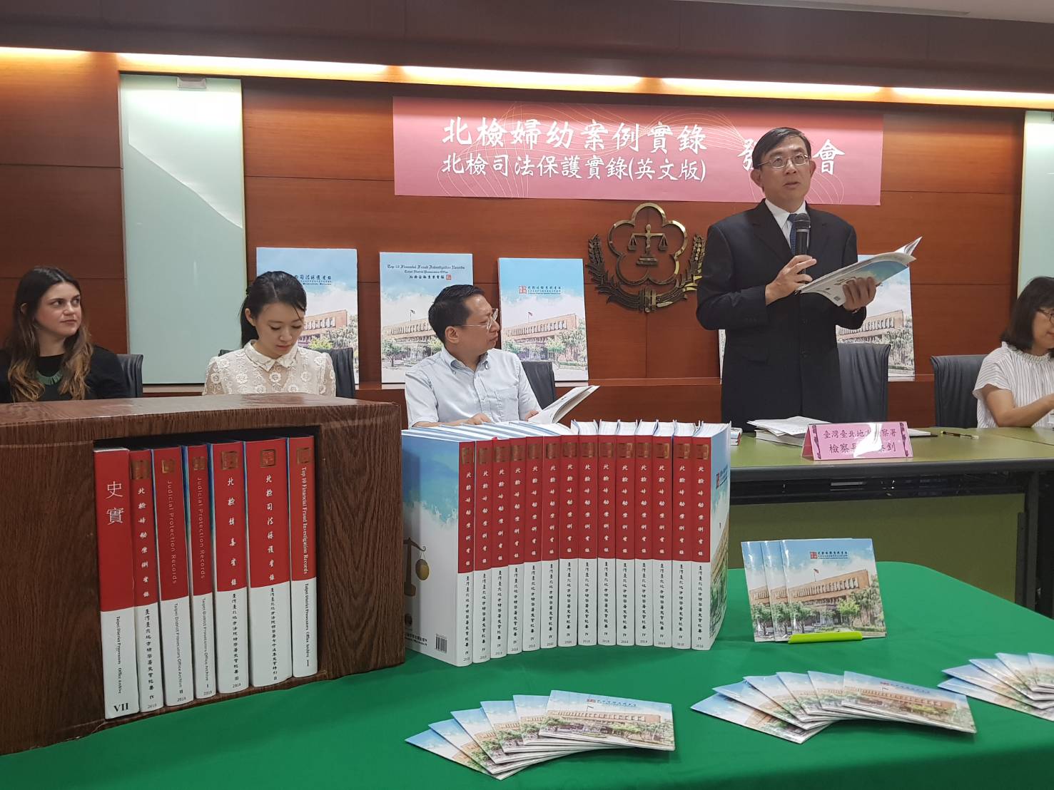 台北地檢署今天舉辦「婦幼案例實錄」新書發表記者會，檢察長邢泰釗娓娓道來檢方辦案辛酸處。