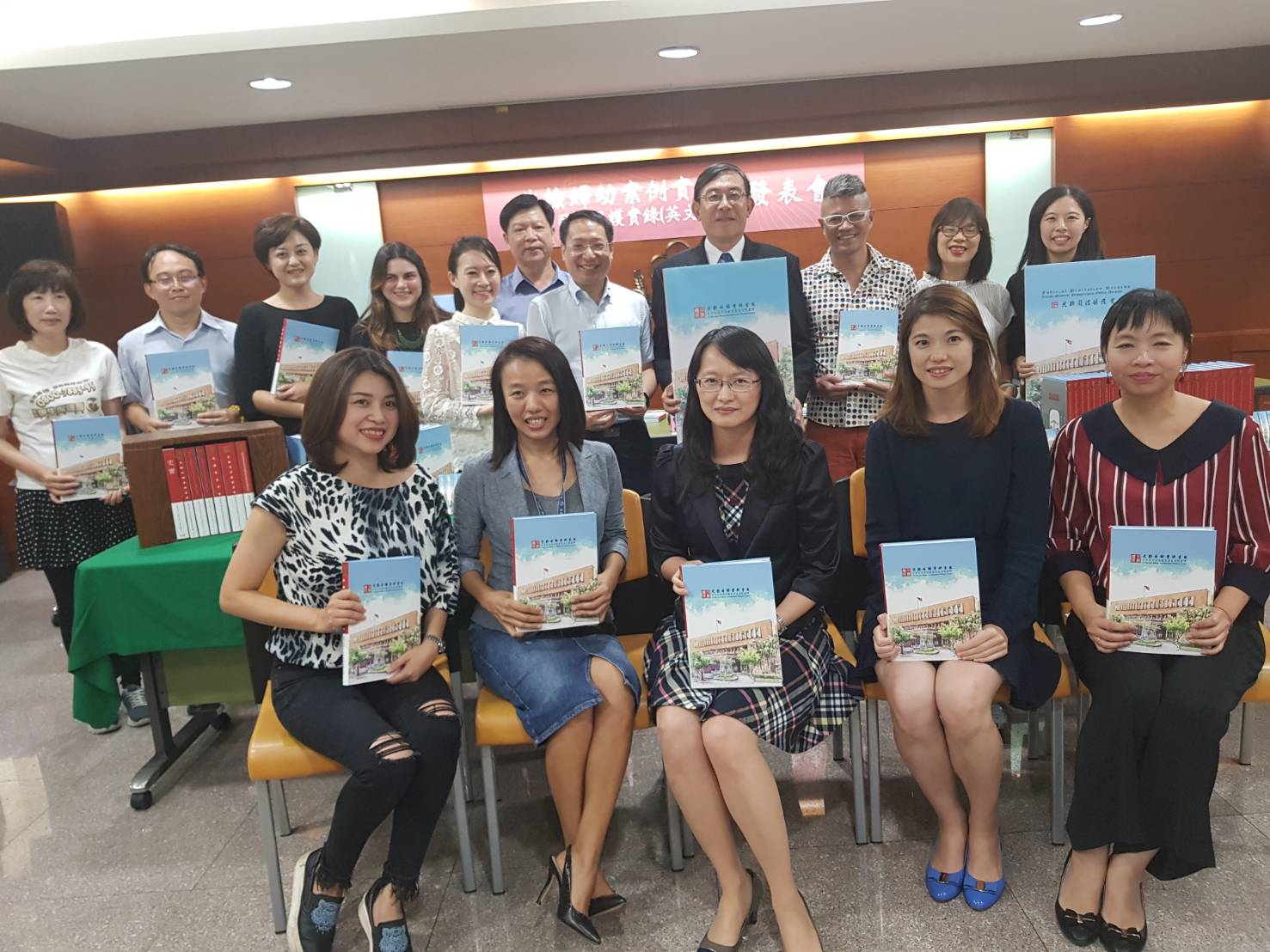  圖說：北檢出版「婦幼案例實錄」新書，全由第一線辦案的檢察官撰文，盼類似悲劇別再上演。