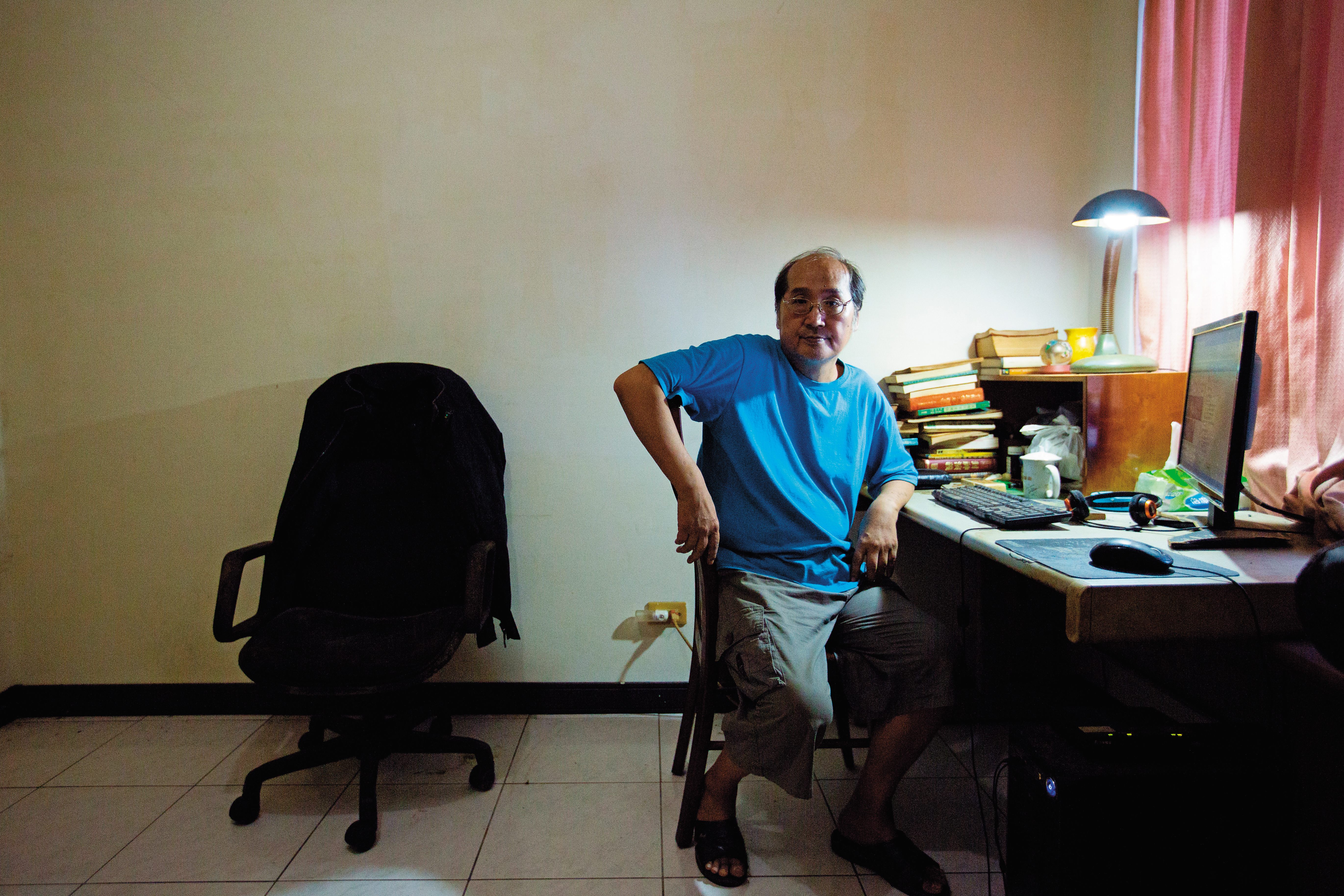 于一敏喜愛文學，曾以筆名風過阡陌，獲溫世仁武俠小說獎，目前沒工作的他，希望能靠為人寫自傳賺取生活費。