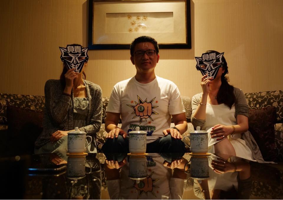 「台灣阿童」童仲彥在粉專po出與2女喝茶合照反問，「有那麼嚴重嗎？」（翻攝自台灣阿童粉專）