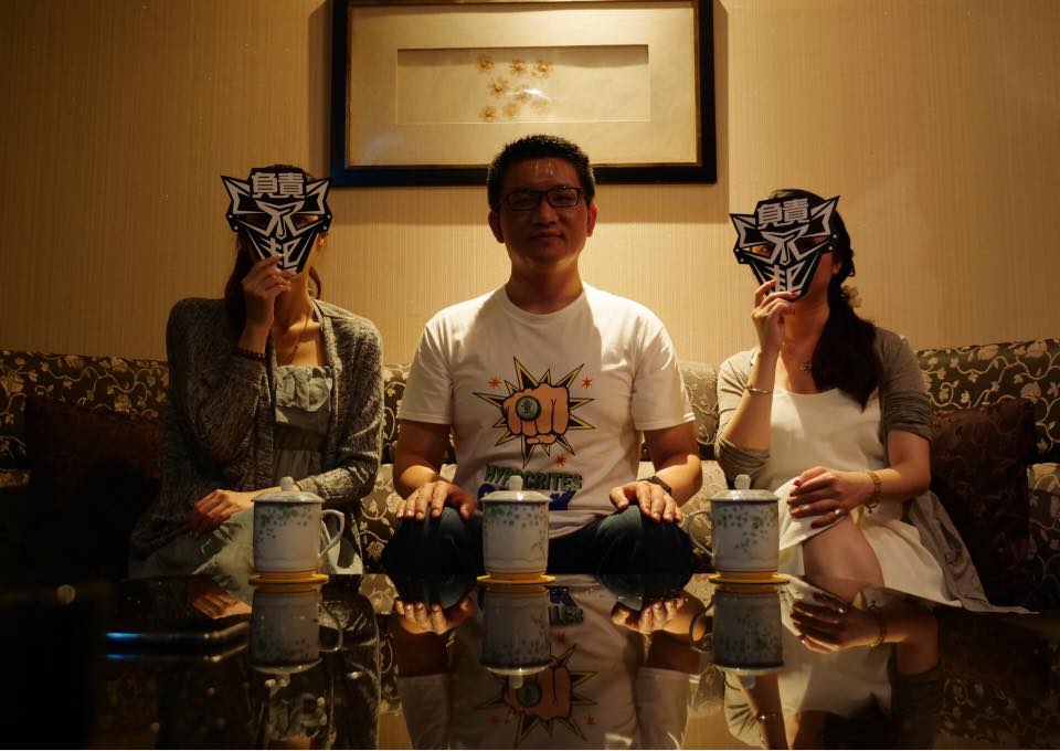 「台灣阿童」童仲彥在粉專po出與2女喝茶合照反問，「有那麼嚴重嗎？」（翻攝自台灣阿童粉專）