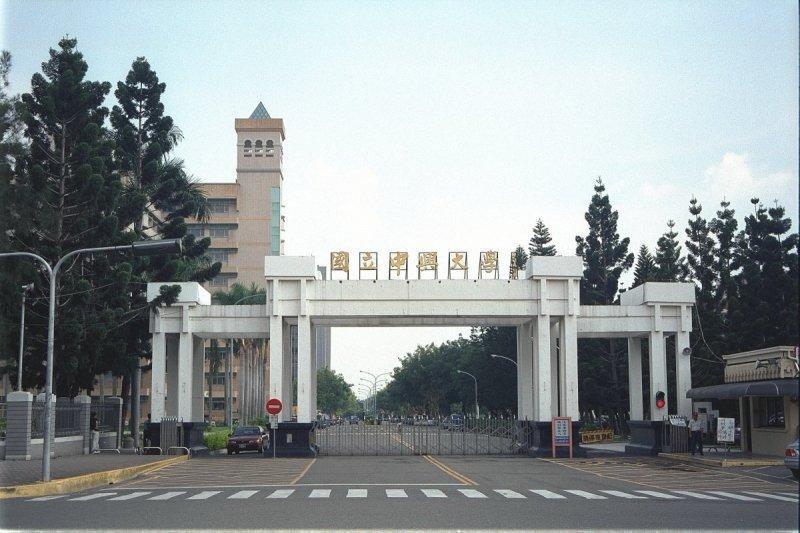 中興大學獸醫學系近日徵求兼任義務授課教師,且在徵才啟示上載明「不支薪、不占缺」,遭外界砲轟。(翻攝自中興大學官網)