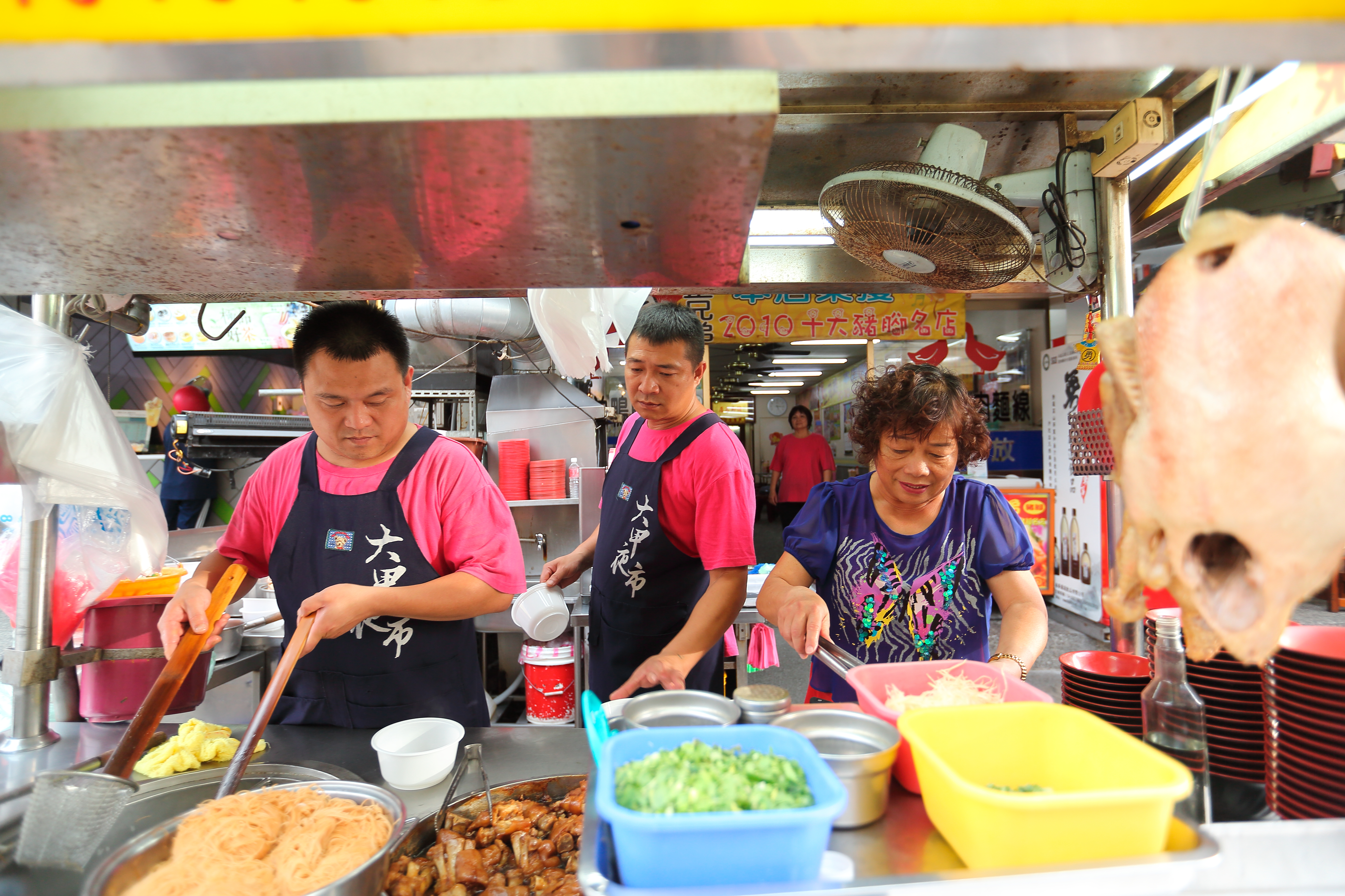 正兄弟當歸豬腳麵線在大甲是知名美食，湯頭由廖美（右）研發，交棒二子林嘉偉（中）、林信硯（左）。