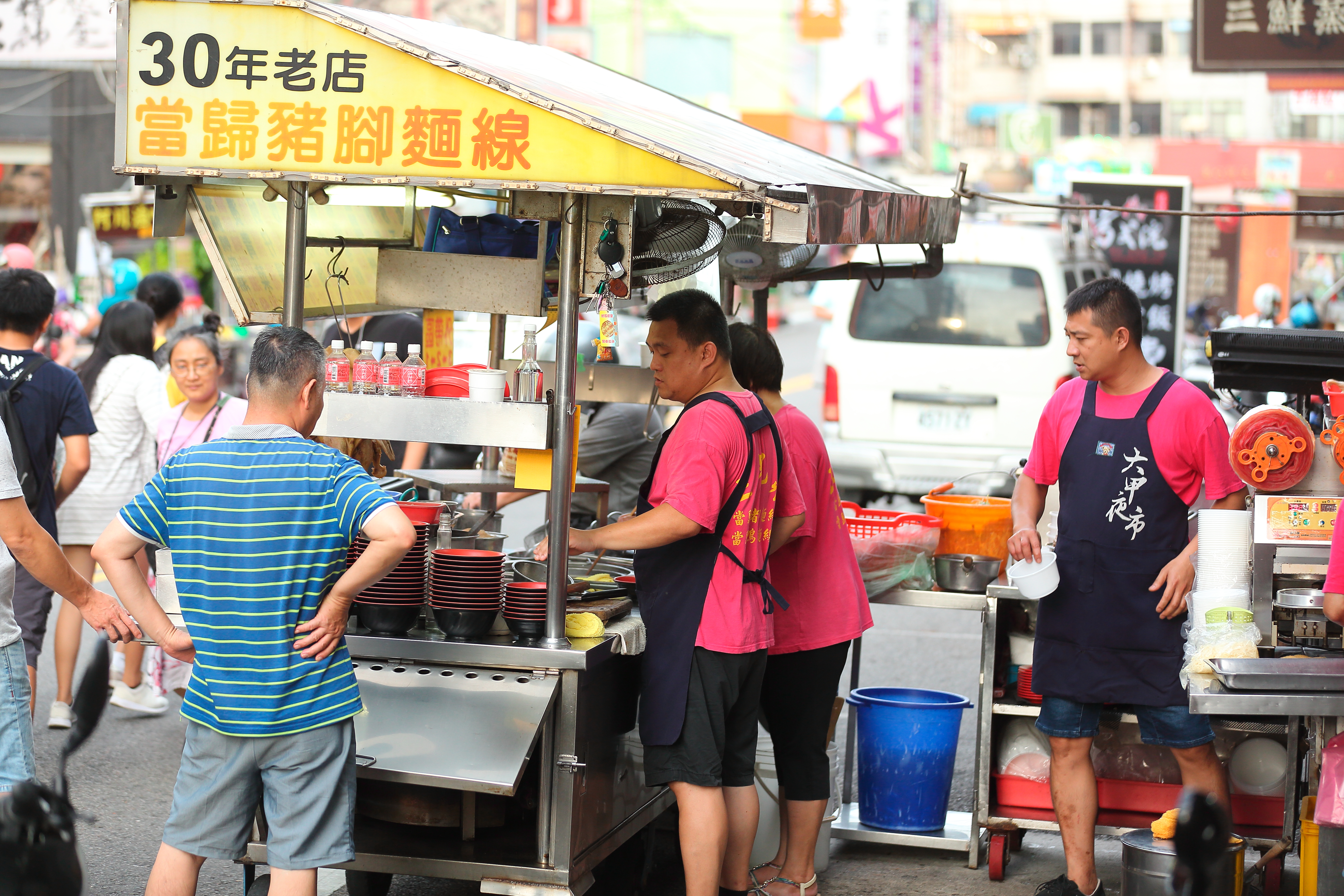 接近傍晚，大甲夜市人潮漸多。