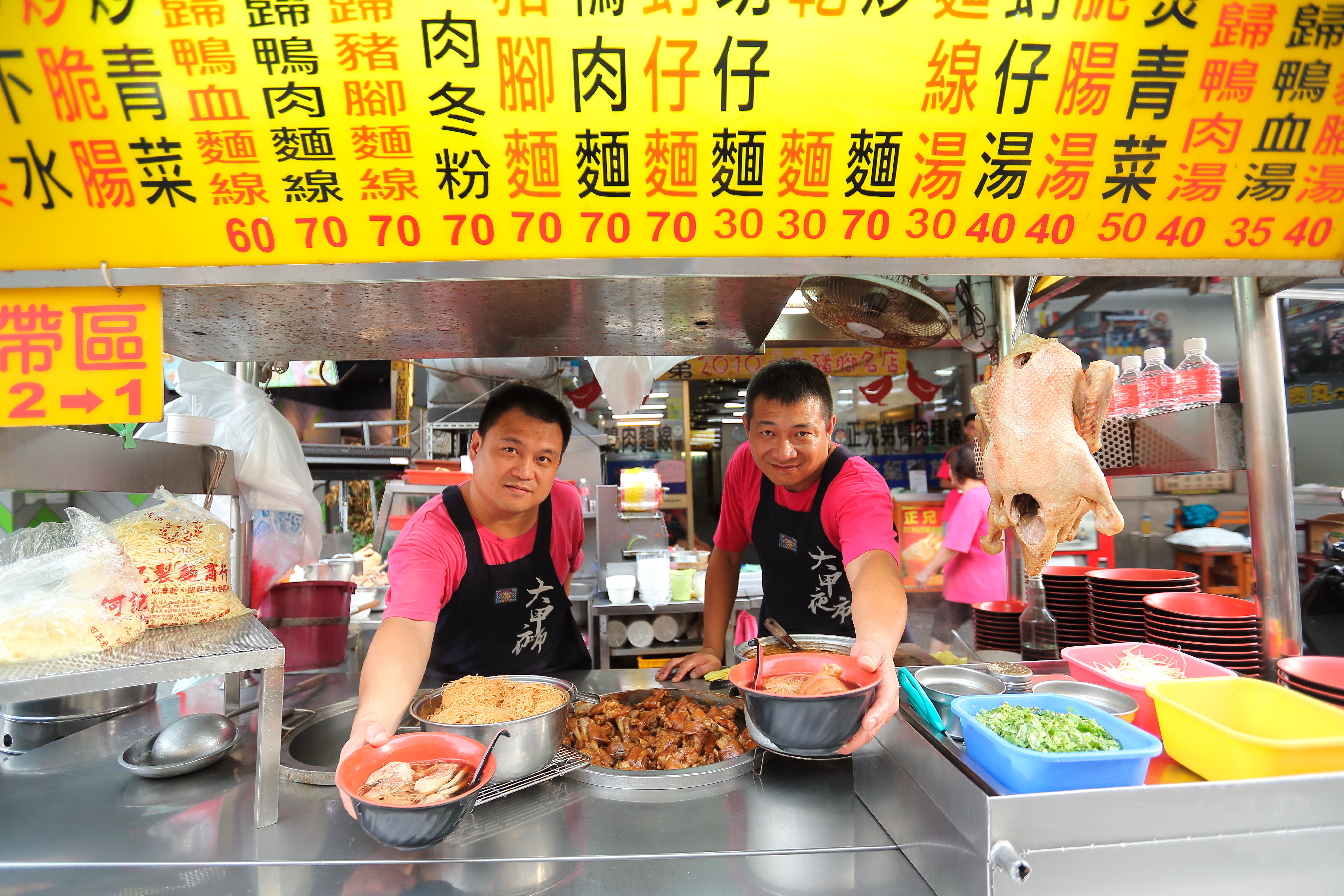 林嘉偉（右）、林信硯（左）兄弟同心，從母親廖美手中接下老攤。