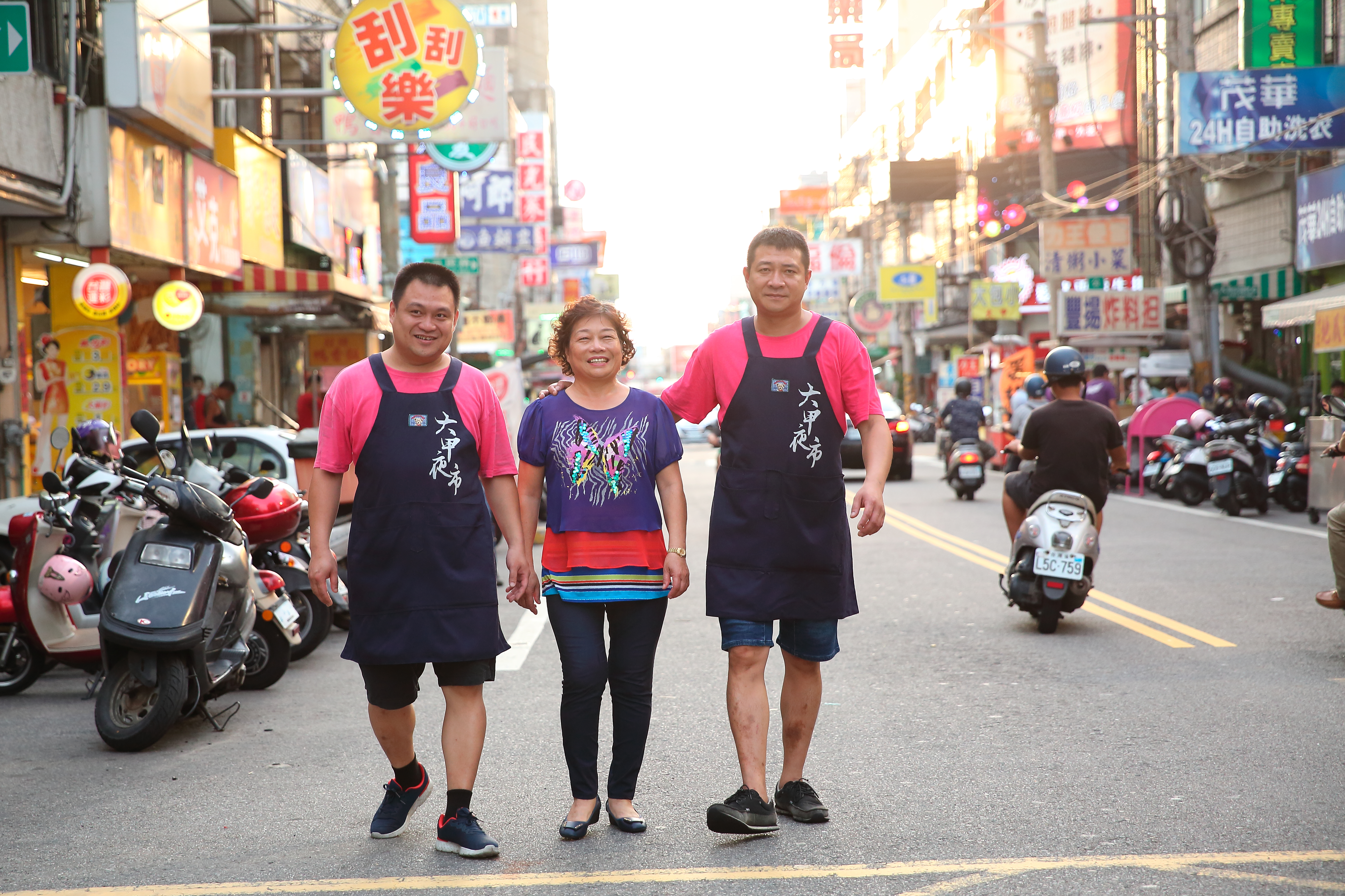 大兒子林嘉偉（右）、小兒子林信硯（左）歡喜接棒、和氣生財，讓廖美（中）十分欣慰。