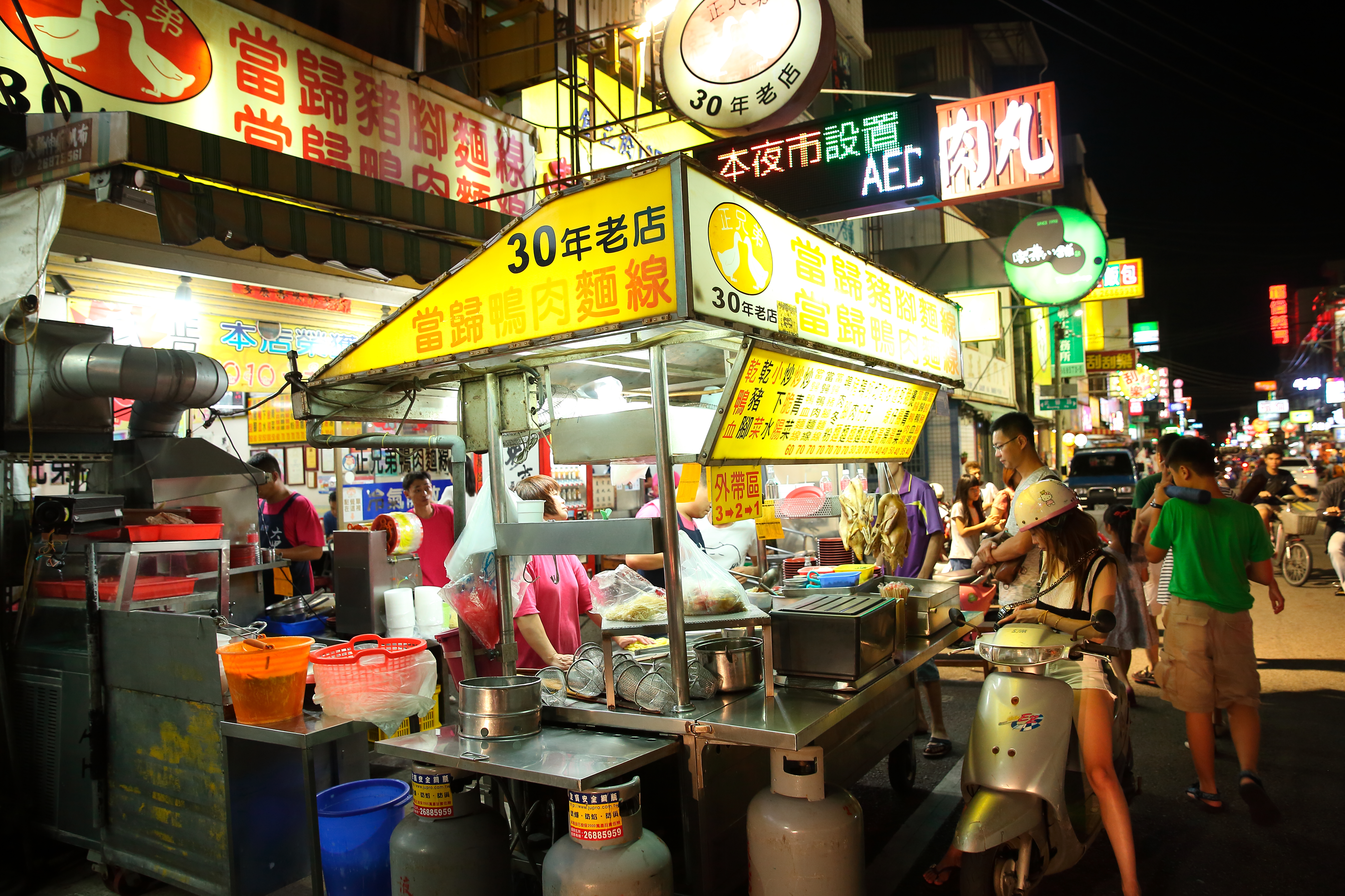 正兄弟豬腳麵線位於大甲蔣公路夜市裡。