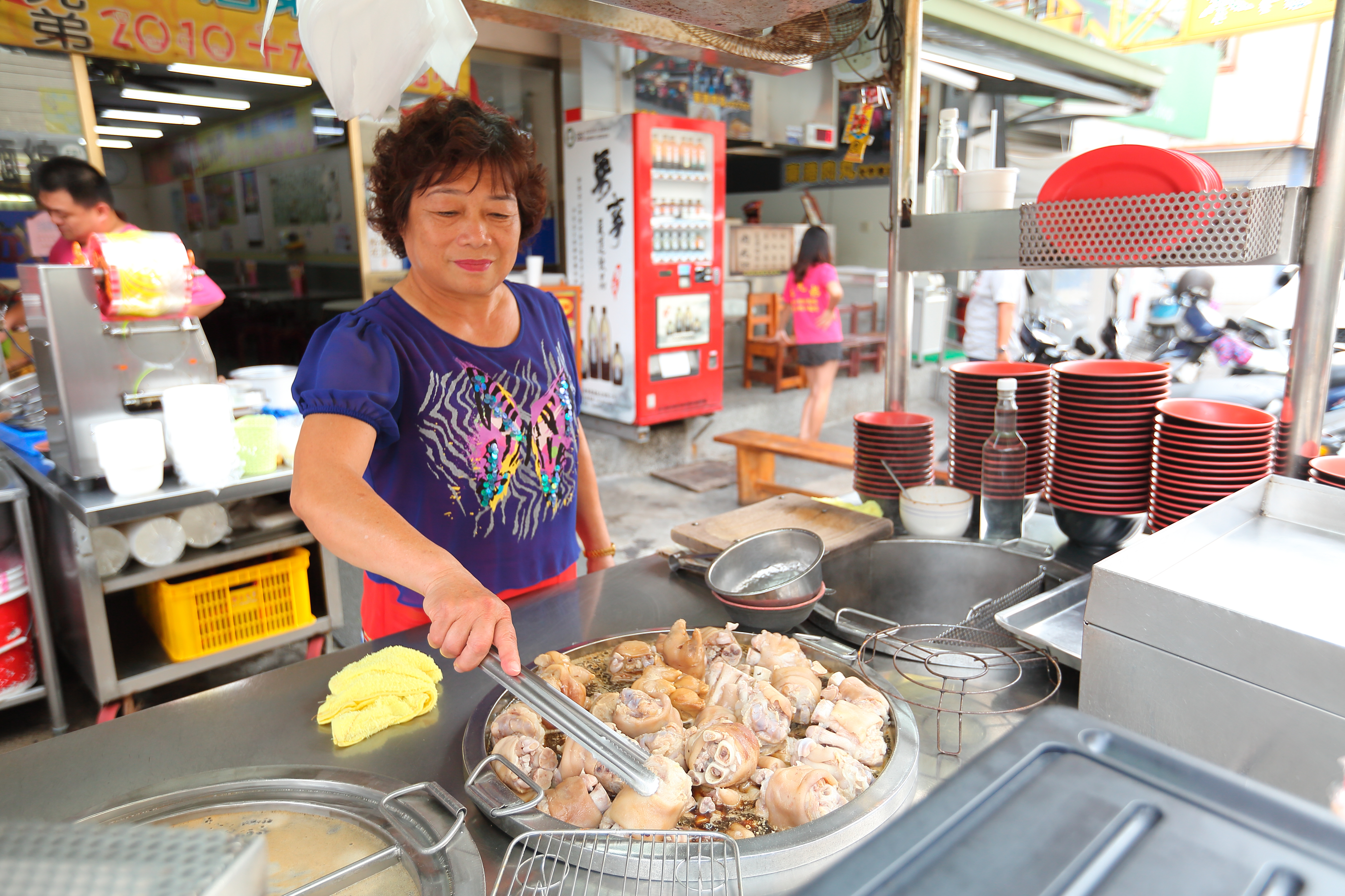 廖美40年來都在蔣公路上同一處擺攤，跟鄰近夜市同業結成好交情。