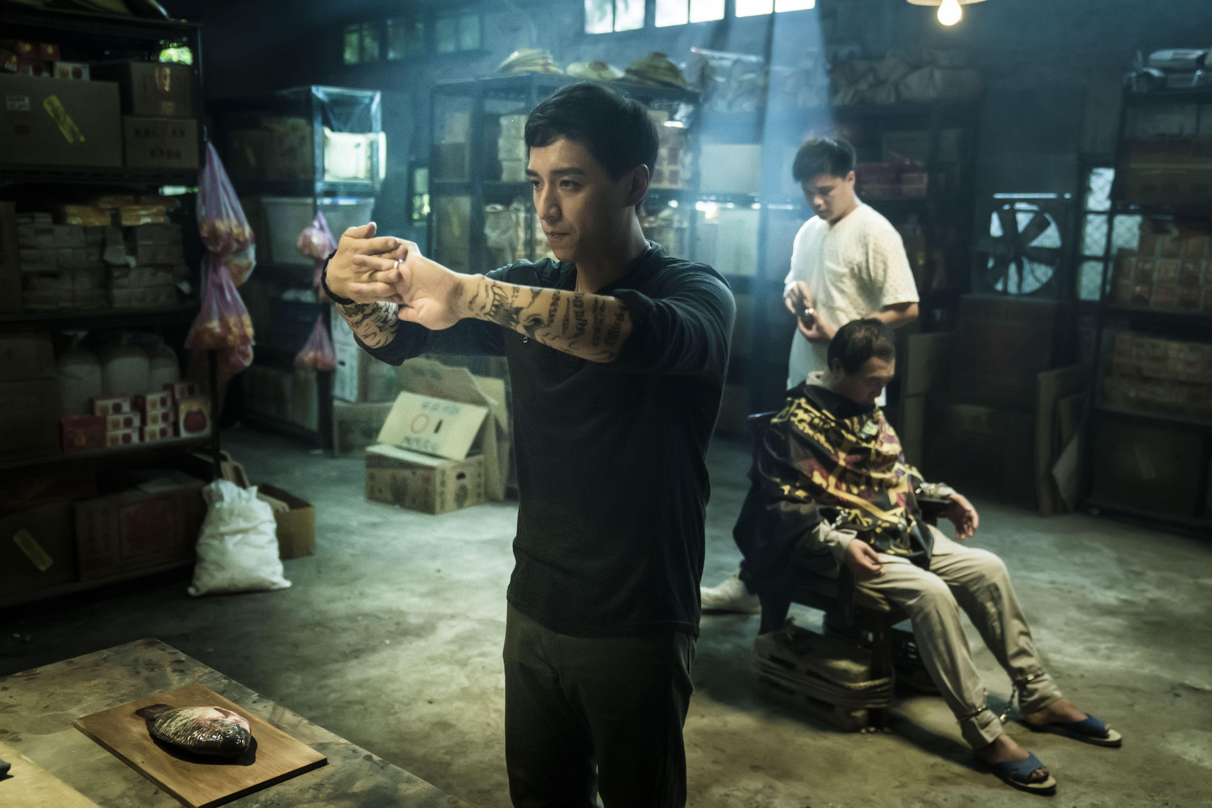 鄭人碩在片中飾演「虎爺」乩身，雙手刺滿經文，每次上戲要花7個小時描繪。（威視提供）