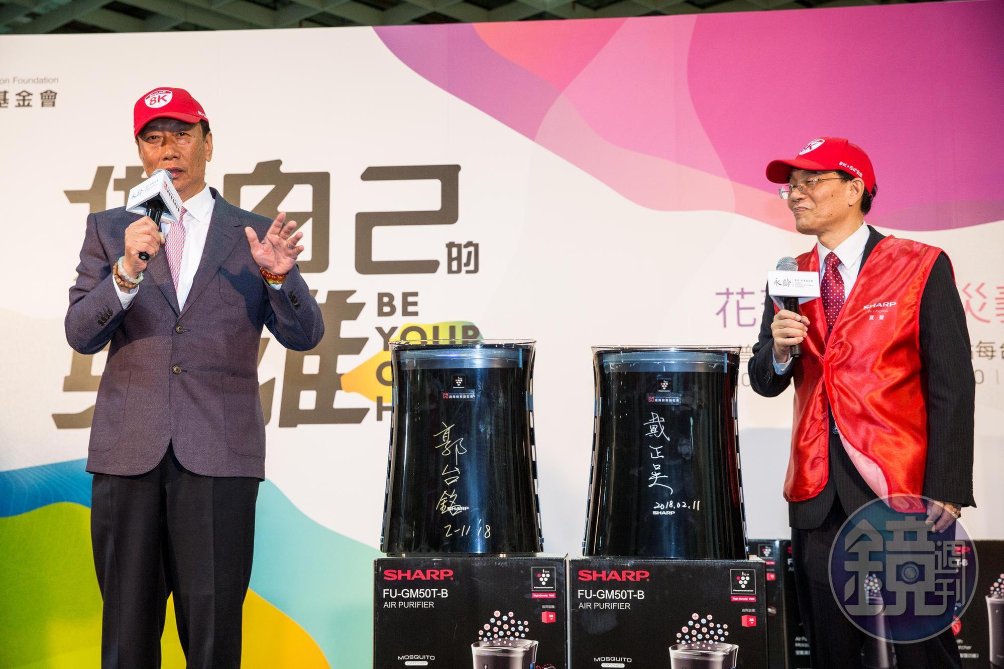 奉命帶領夏普轉虧為盈並成功達標的戴正吳（右），再次接到郭台銘軍令，兼任中國夏普CEO。