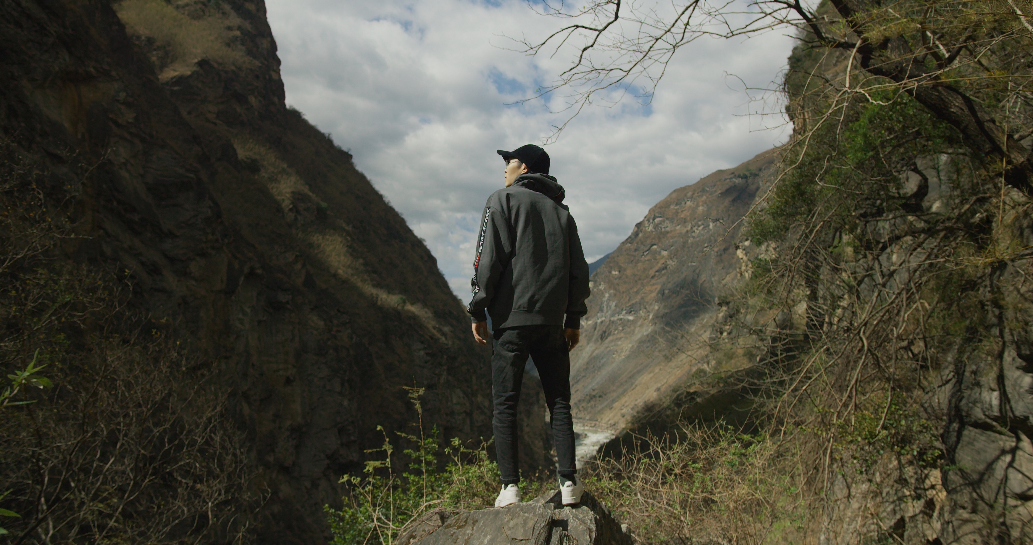 方大同推出新歌〈Throw It Off〉，MV前往雲南取景拍出絕美畫面。（賦音樂提供）