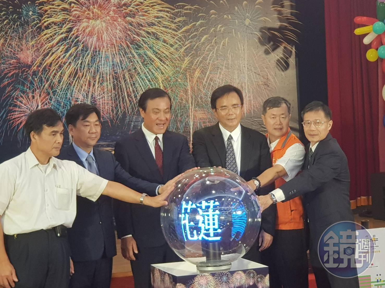國慶煙火首度到花蓮舉辦，立法院長蘇嘉全（左3）特別到花蓮與代理縣長蔡碧仲（右3）一起揭開活動序幕。