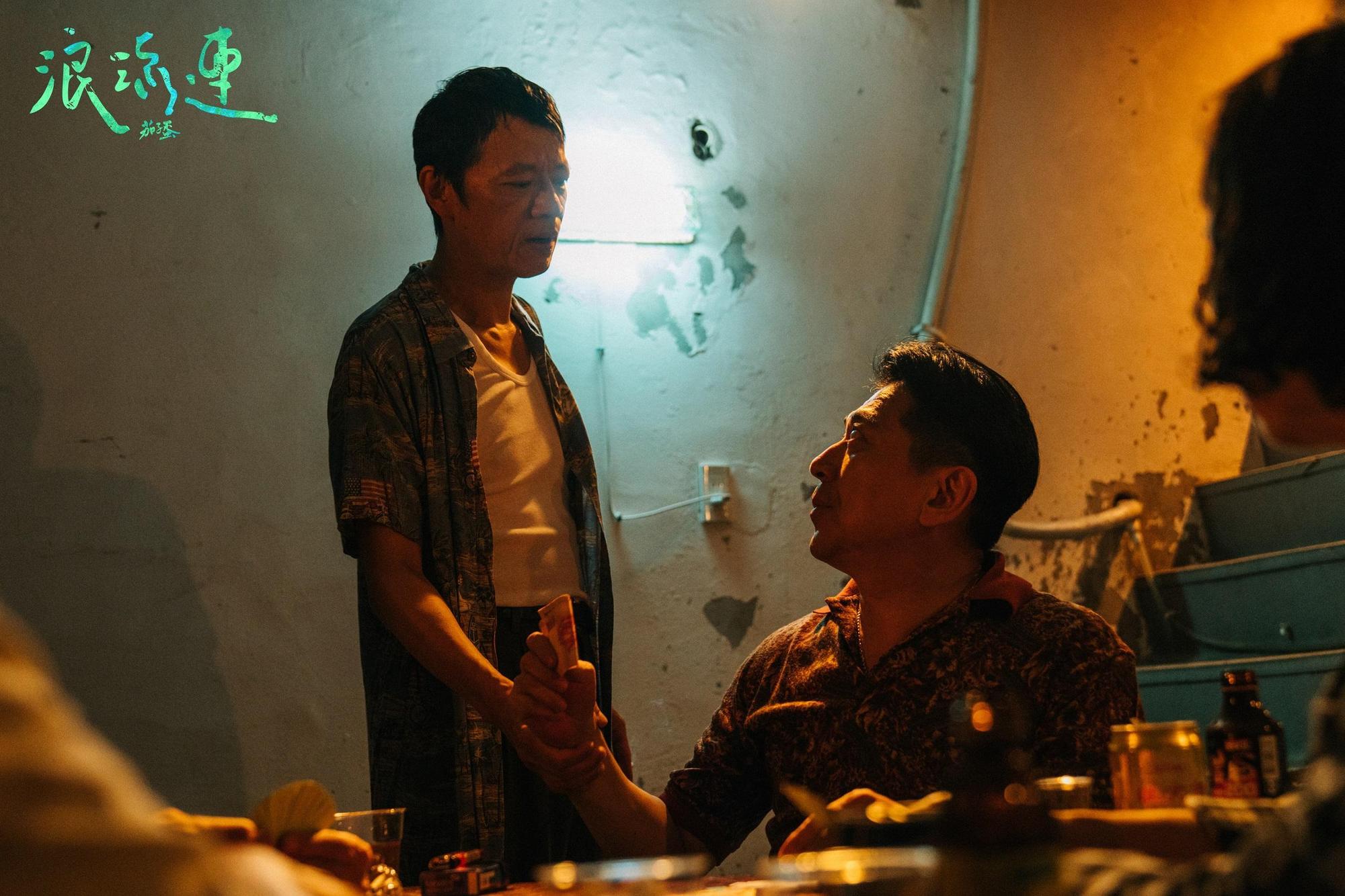 吳朋奉與高捷在〈浪流連〉MV飆演技,舉手投足都是戲。(Legacy提供)