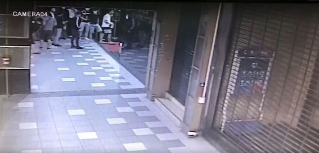 電梯間20多名黑衣人的大亂鬥，嚇的酒店小姐奔逃店內閃避衝突。（警方提供）