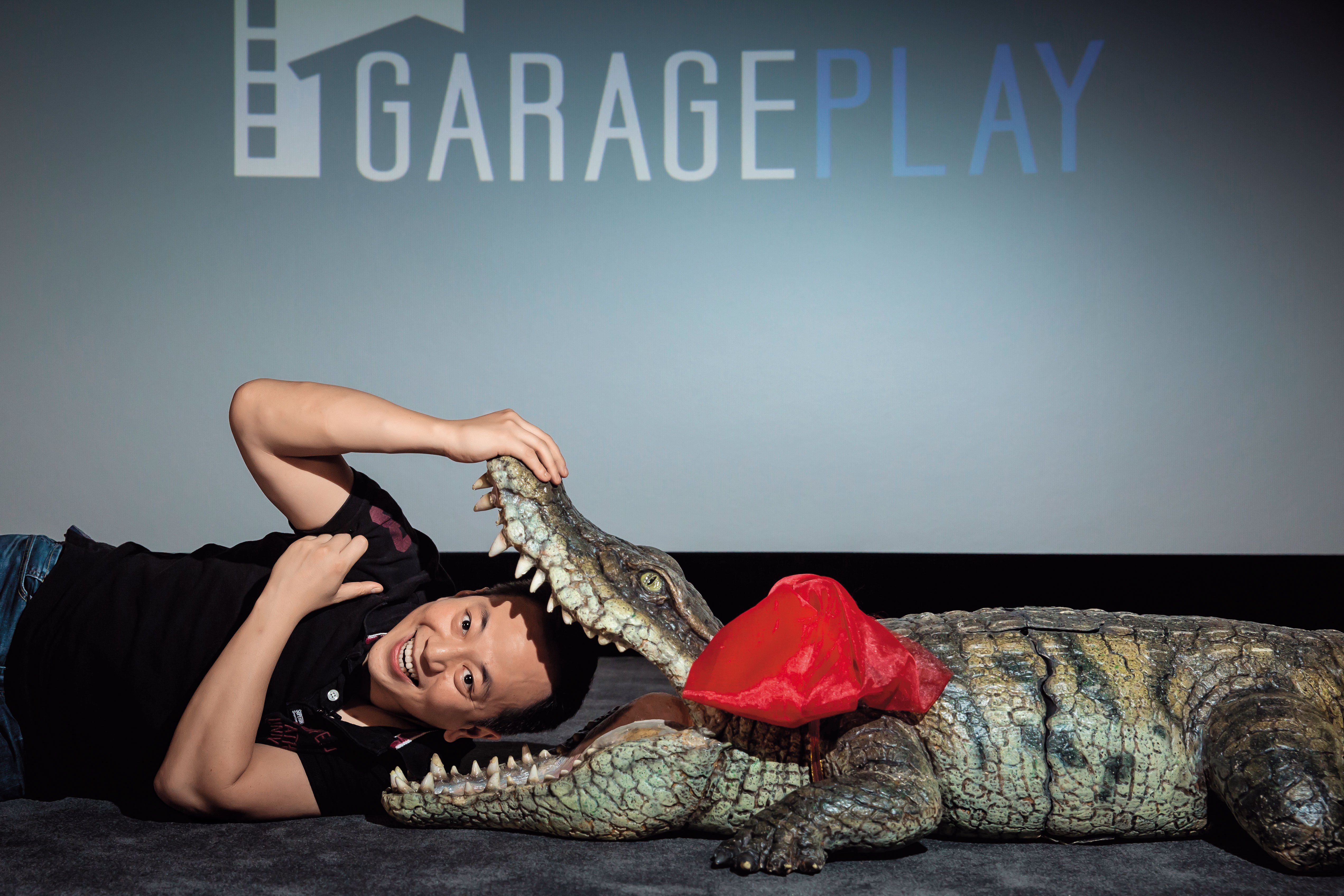 張心望喜歡的電影類型多元，經營事業勇於創新，成功建立了車庫娛樂品牌形象。他最近的心頭好是日片《每天回家老婆都在裝死》裡的這隻大鱷魚。