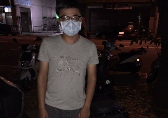 黃男買了5萬元刮刮樂沒中，藉口忘了帶錢去提款，結果一去不復返，3小時後被警方當街逮捕。（警方提供）