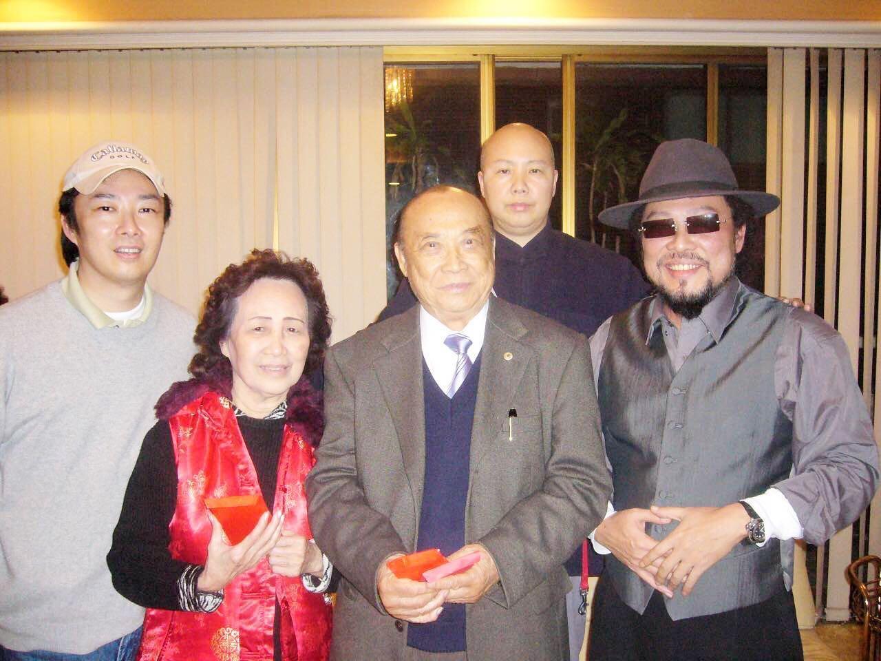 費玉清(左)侍奉雙親(左二、左三)無微不至,曾為了年老的父親減少工作量,盡量陪伴。(翻攝安徽衛視官網微博)
