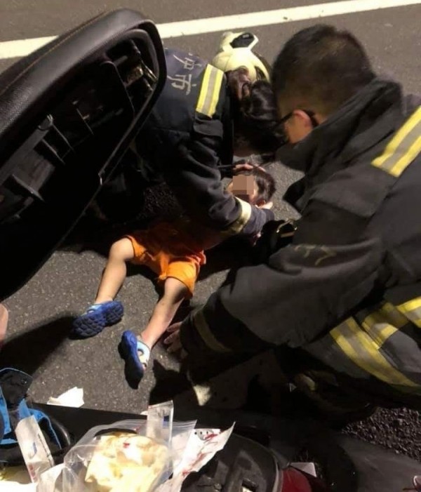 被撞上的1歲9個月黃姓男童，因硬腦膜下出血、肝臟撕裂傷，送醫後住進加護病房觀察，仍有生命危險。（翻攝臉書《大里人聊天室》）