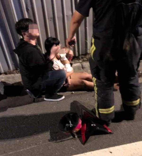 黃姓媽媽被撞後,緊緊將受傷的5個月大男嬰抱在胸前,送醫後發現顱骨折、嗜睡,仍在加護病房觀察。(翻攝臉書《大里人聊天室》)