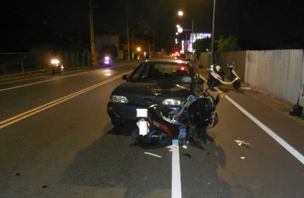 台中1名蔡姓婦人，昨晚駕車疑恍神衝進對向車道撞上1輛機車，造成共乘機車的2個大人、2個幼童受傷。（警方提供）