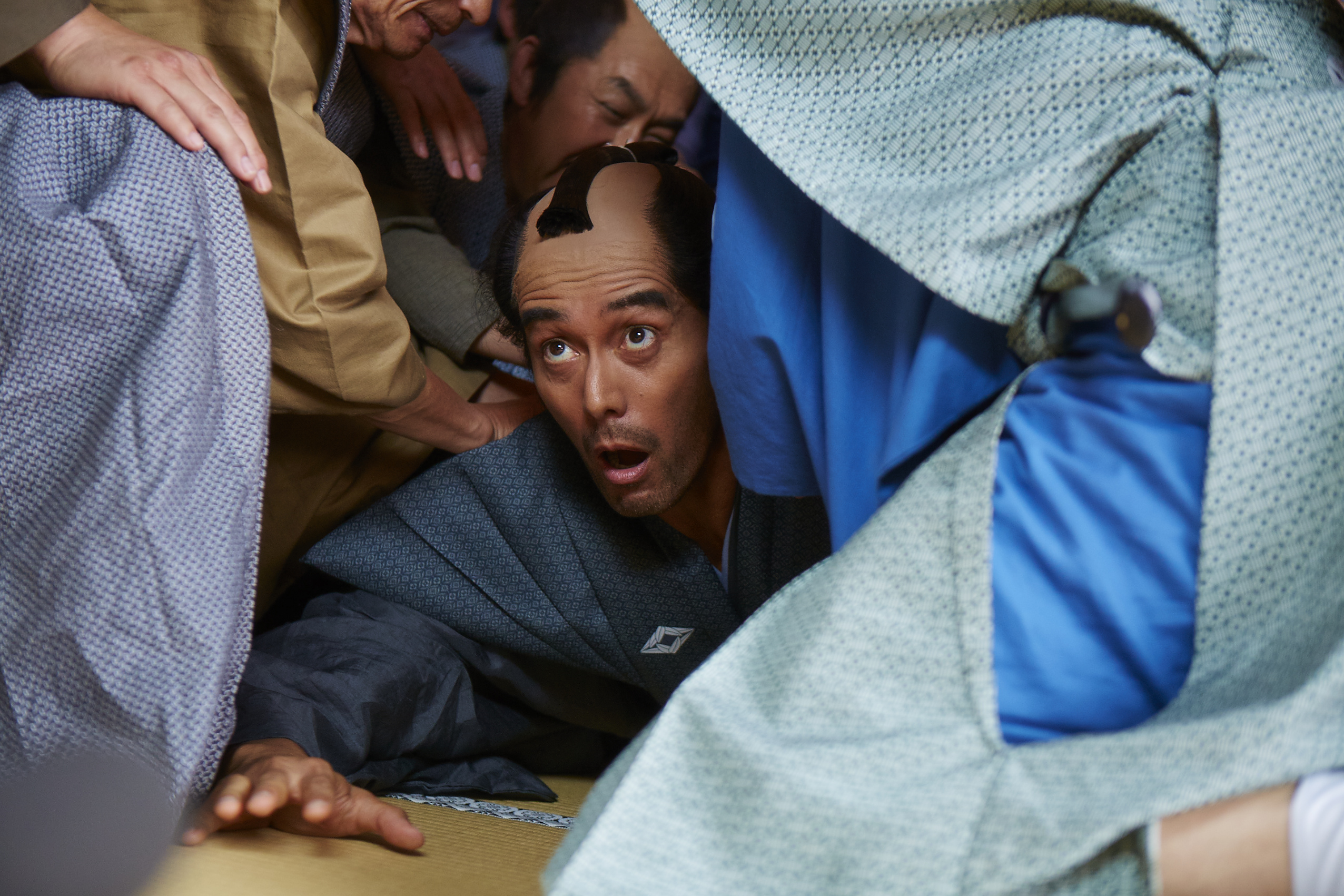 阿部寬再展喜劇長才，在《陪睡大人》中飾演被貶謫的武士，原來是要去當男妓。（CatchPlay提供）