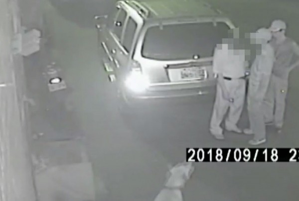 作案男子認錯人，被害人腰部被槍抵住，忠狗不斷狂吠。（警方提供）