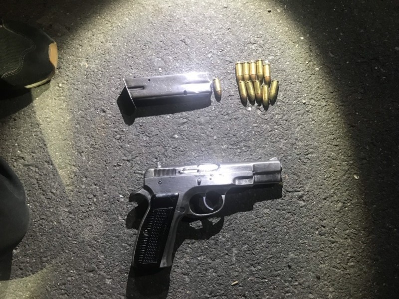 鹿港警方偵破烏龍勒索案，起出制式手槍與子彈。（警方提供）