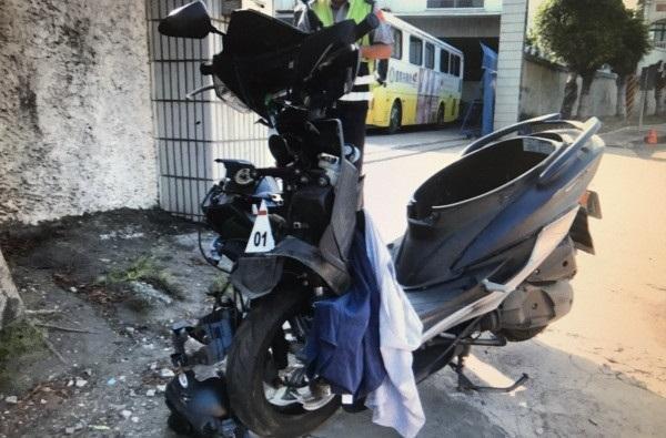 因撞擊力道猛烈，陳男機車幾乎全毀。（警方提供）