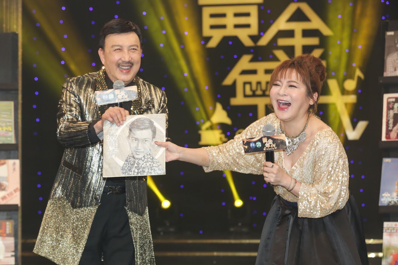 余天（左）拿起自己年輕時發的唱片，覺得余祥銓跟他當年很像。