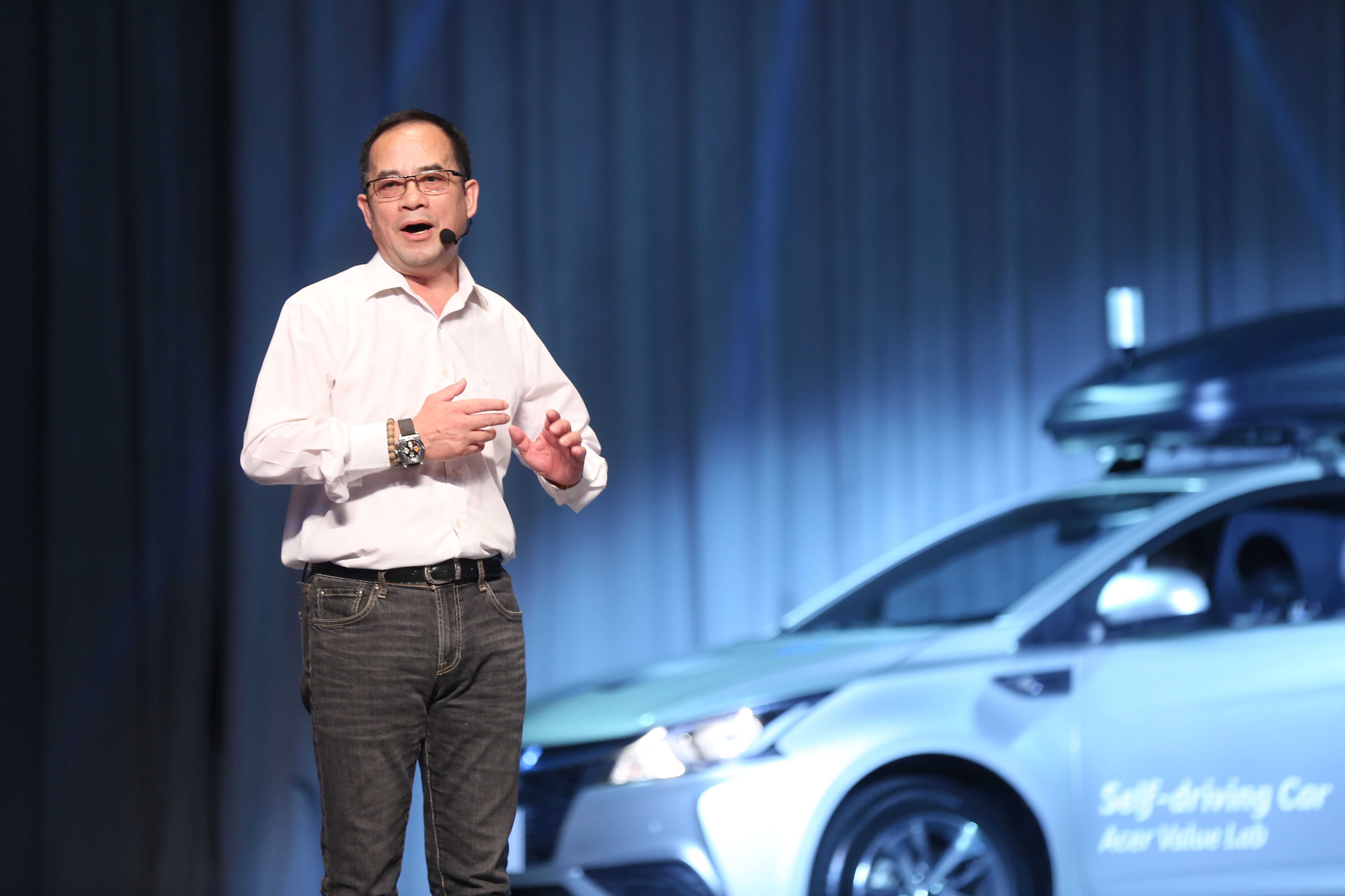 華創車電總經理李俊忠介紹台灣第一輛智能自動駕駛汽車。