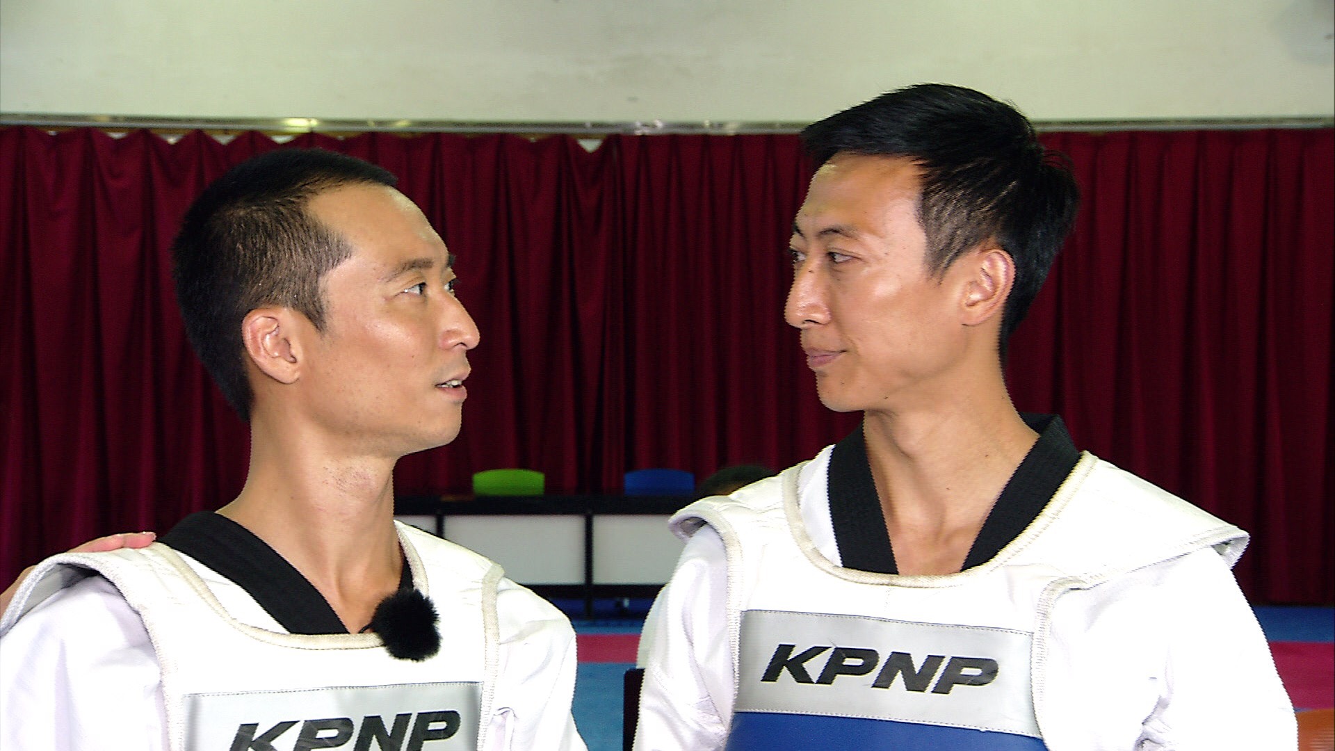 浩子（左）和朱木炎對看許久，好像在照鏡子。（民視提供）