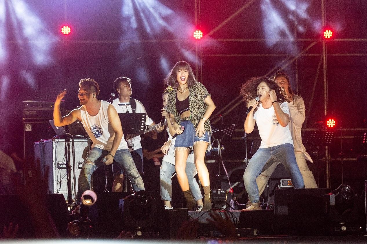 A-Lin壓軸登場，讓台東森林公園擠滿人潮。