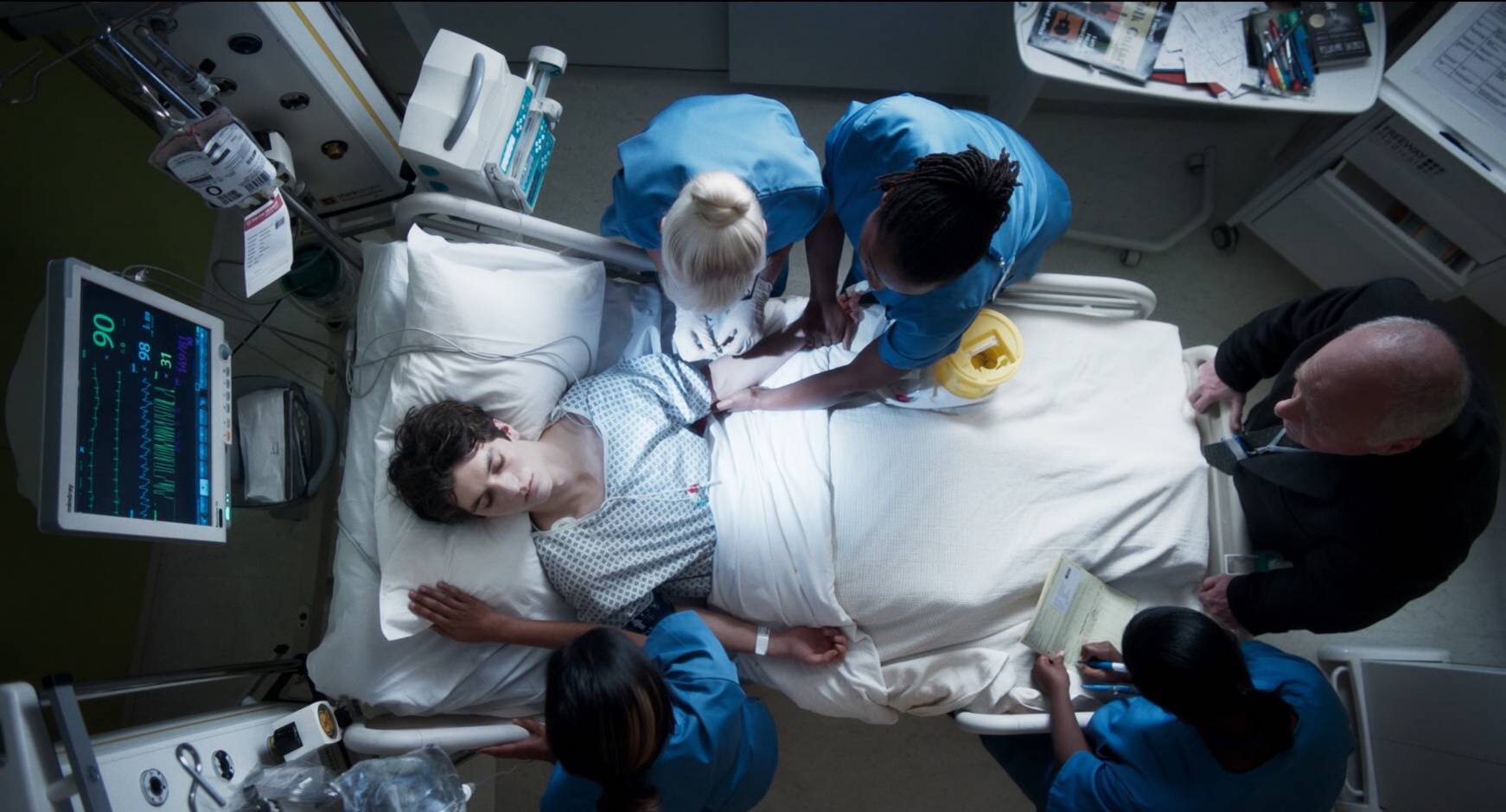 英國小鮮肉菲昂懷海德在《判決》演出末期血癌病患，瀕死的他因為宗教信仰拒絕輸血，讓法官艾瑪湯普遜面臨兩難抉擇。（傳影互動提供）