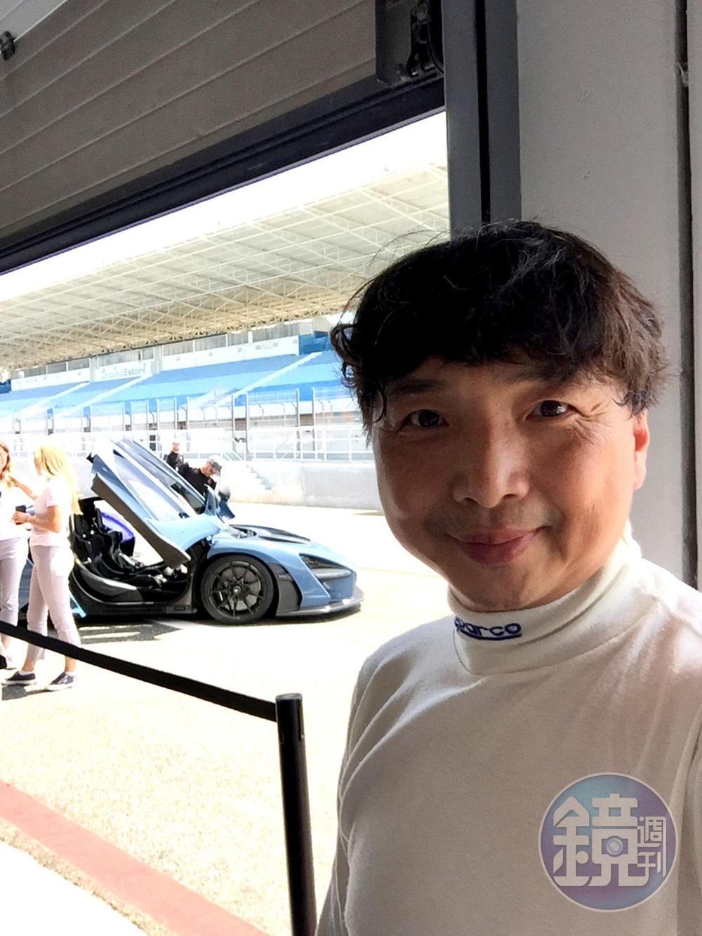 如果你是車迷，一輩子至少要看一次F1現場；就算你不是車迷，有機會更要親臨現場，體會多部賽車同時高速運轉所帶來的感官衝擊。那高分貝的音爆、氣味、震動及環境氛圍，跟電視轉播是全然不同的感受。僅零點幾秒的單圈時間，戰局卻可能因此出現轉機，這就是F1！