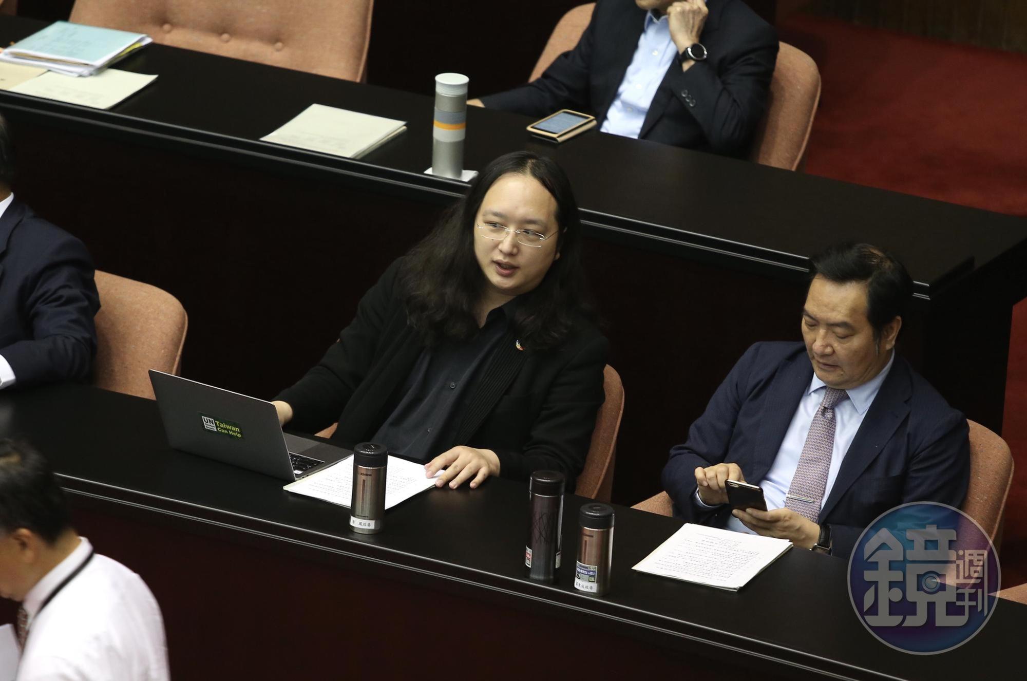 政務委員唐鳳（右2）的弟弟唐宗浩涉入猥褻女童案件，唐鳳對此事表達訝異。