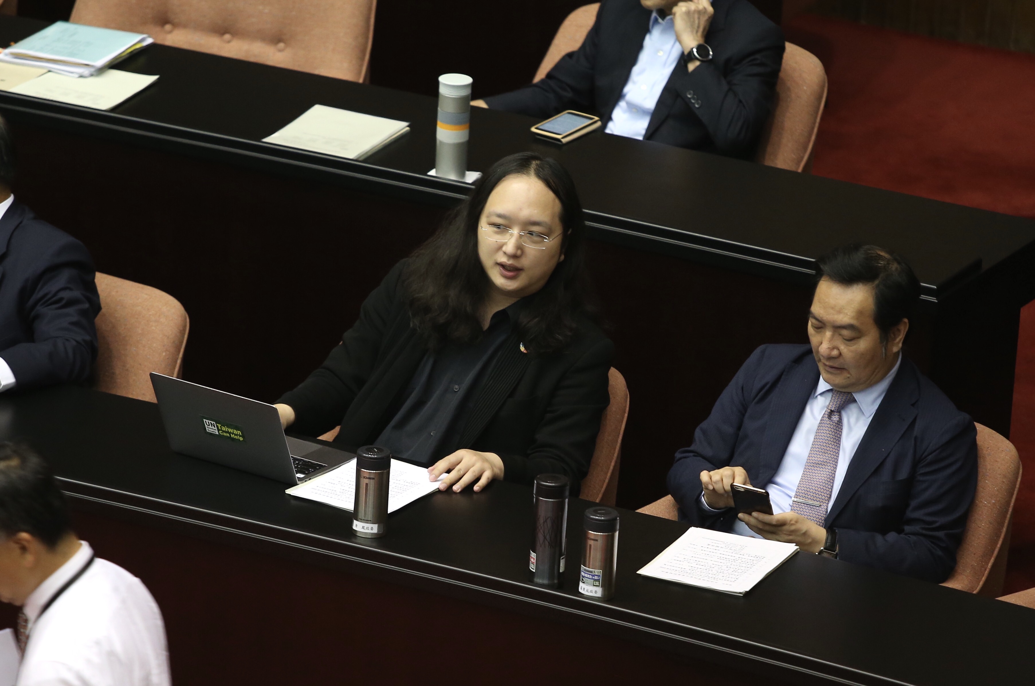 政務委員唐鳳（右2）的弟弟唐宗浩涉入猥褻女童案件，唐鳳對此事表達訝異。