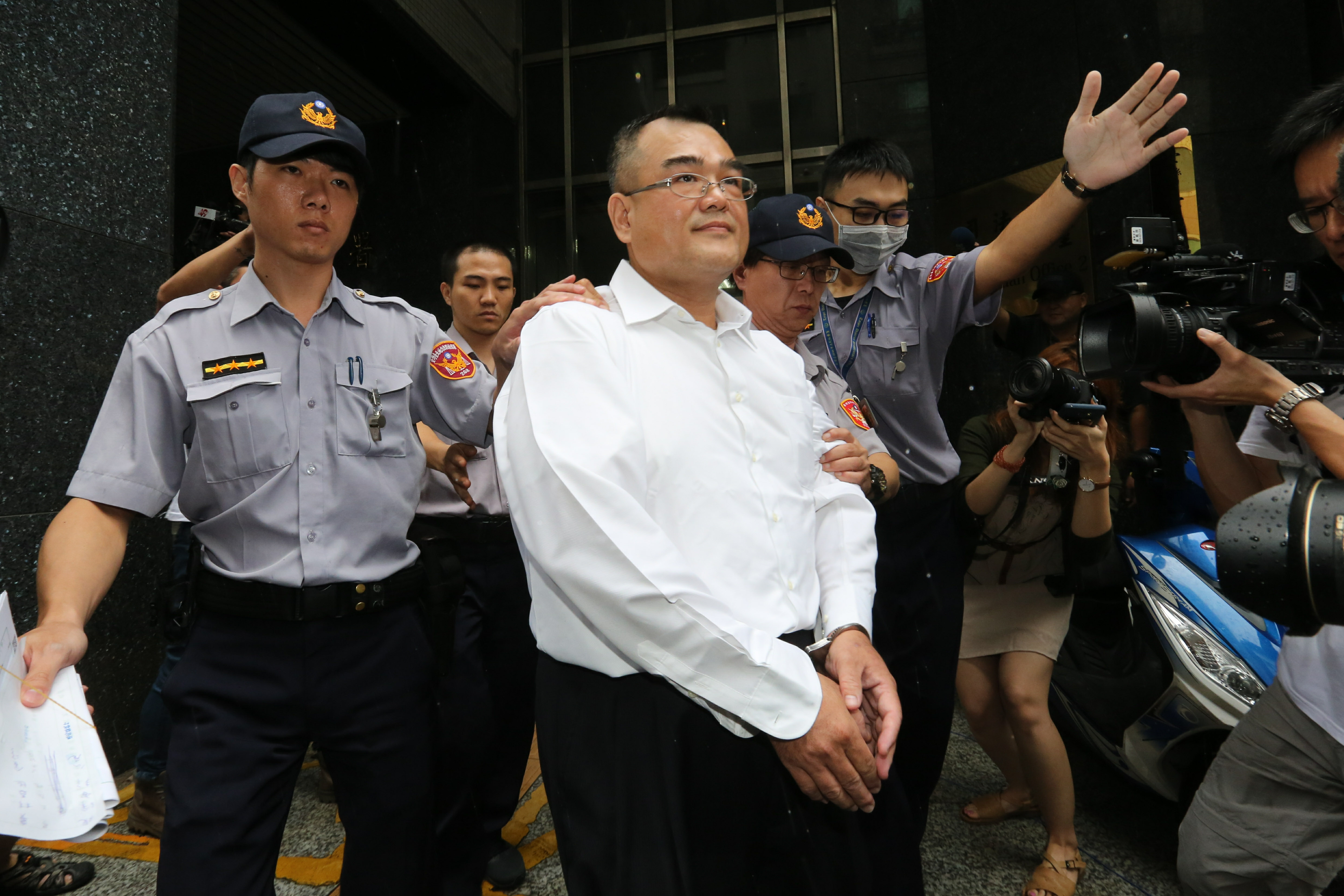 林益世遭上銬發監，過程中不發一語。