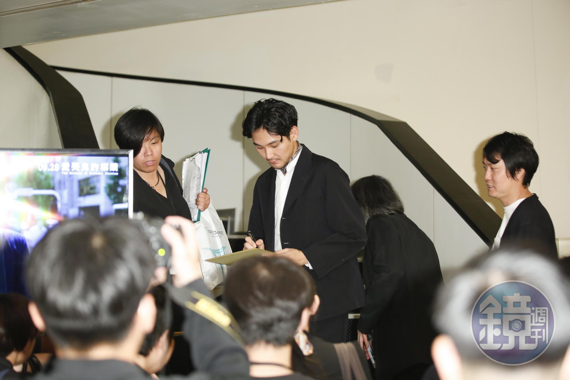 不少影迷到記者會現場爭睹松田龍平生人風采,這是他繼宣傳《NANA》後第二次來台。