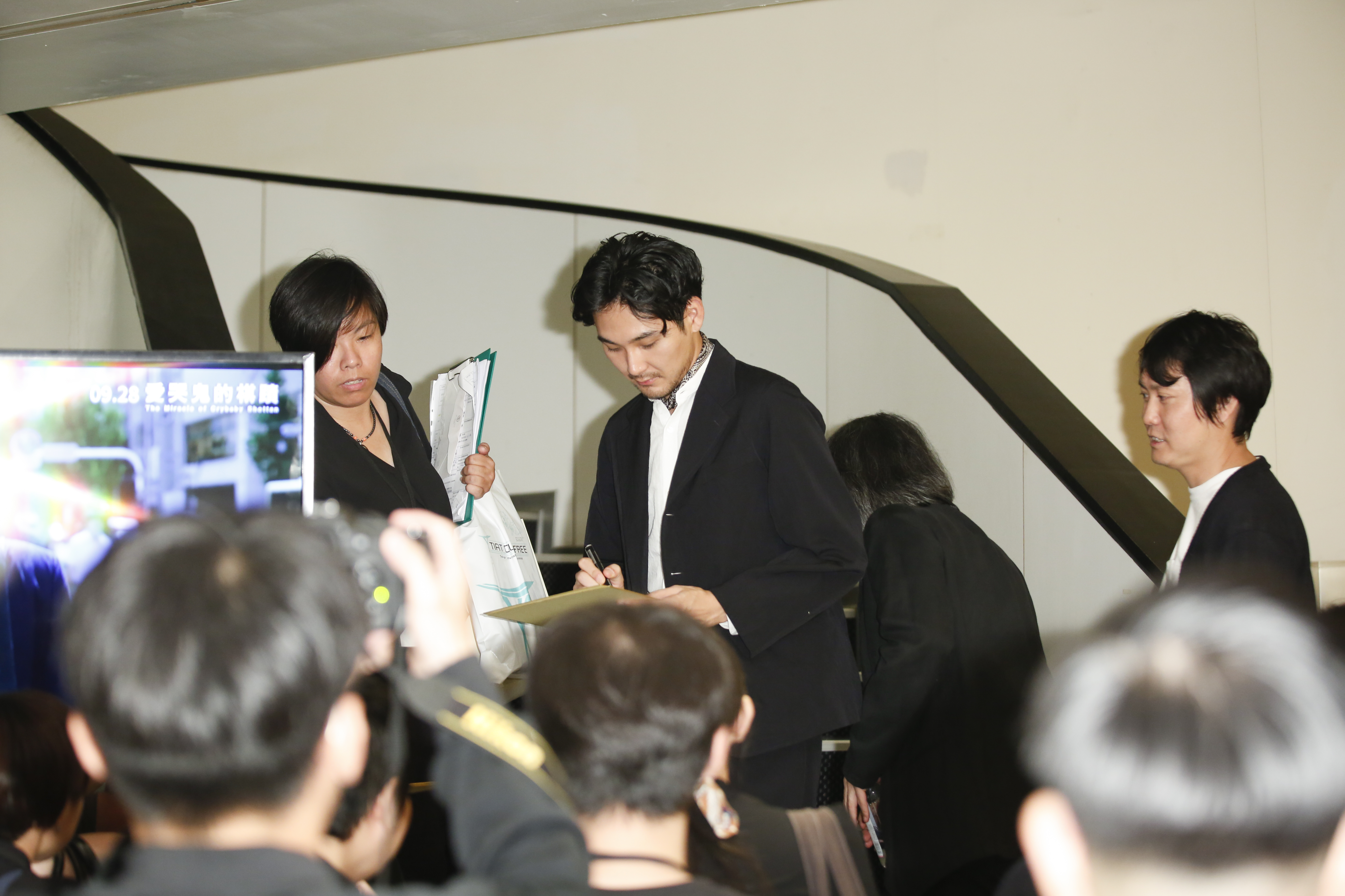 不少影迷到記者會現場爭睹松田龍平生人風采，這是他繼宣傳《NANA》後第二次來台。