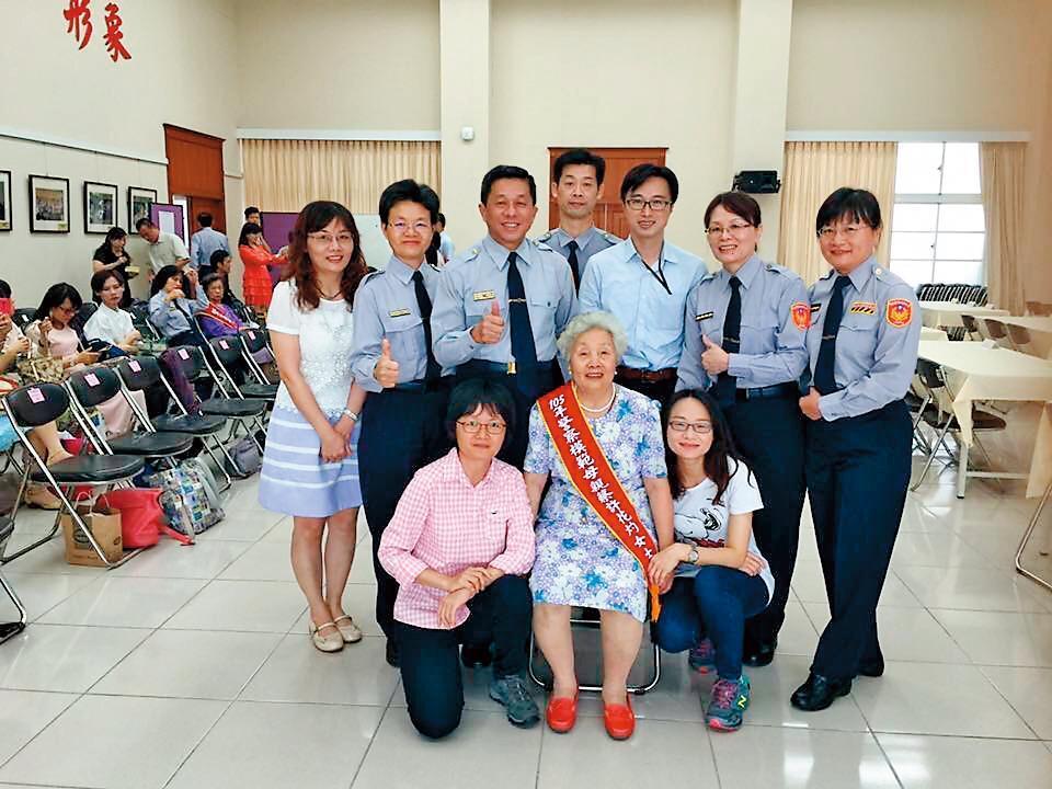 蔡淑女(後排右2)一家含妹婿有6位警察,母親蔡許花灼(前排中)前年因此獲頒警政署首屆模範母親獎。(蔡淑女提供)
