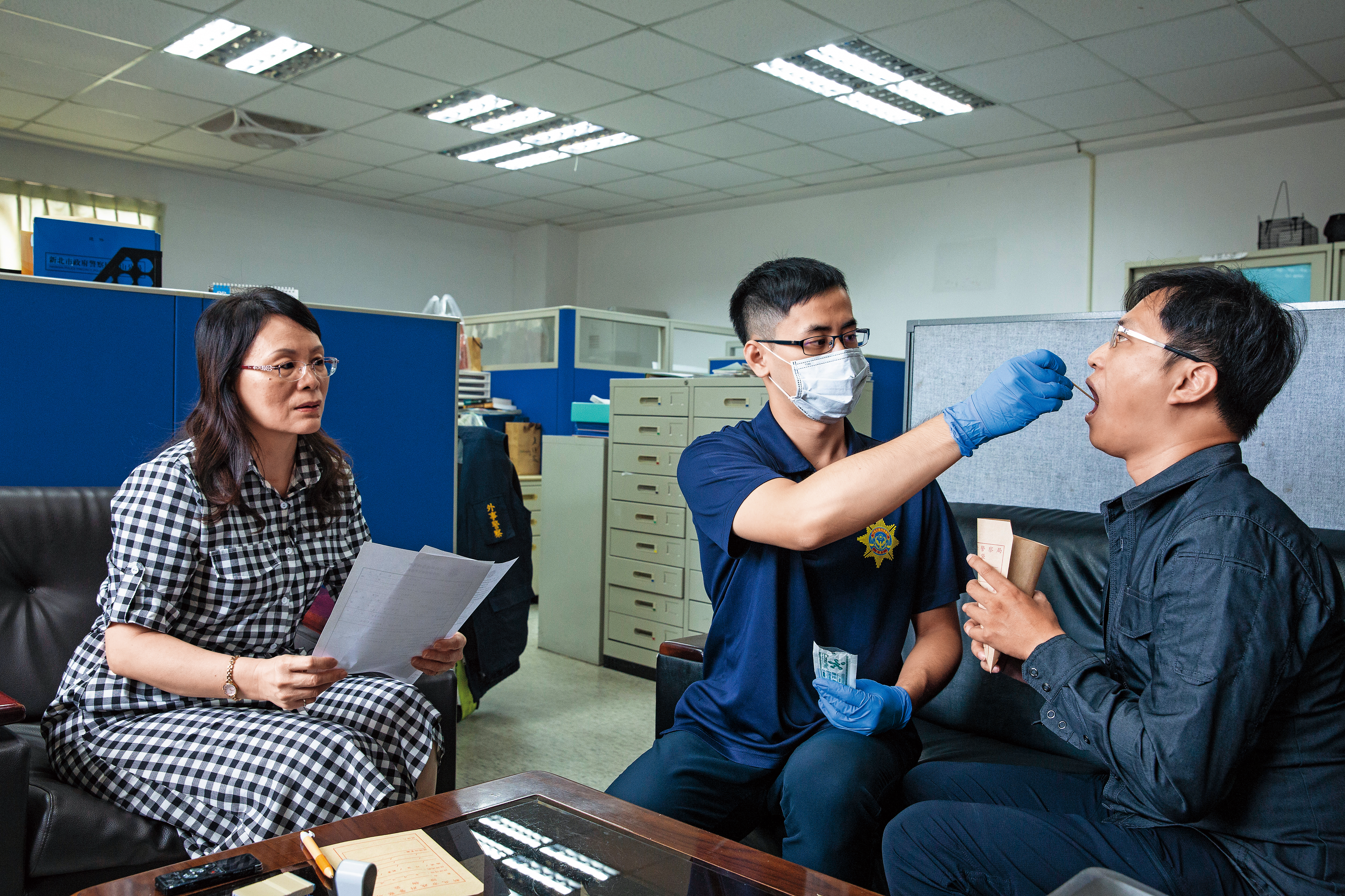 尋人工作有個重要關鍵，蔡淑女（左）經常說服協尋家屬留下DNA，以期未來有一天能比對到身分不明者。圖為設計畫面。
