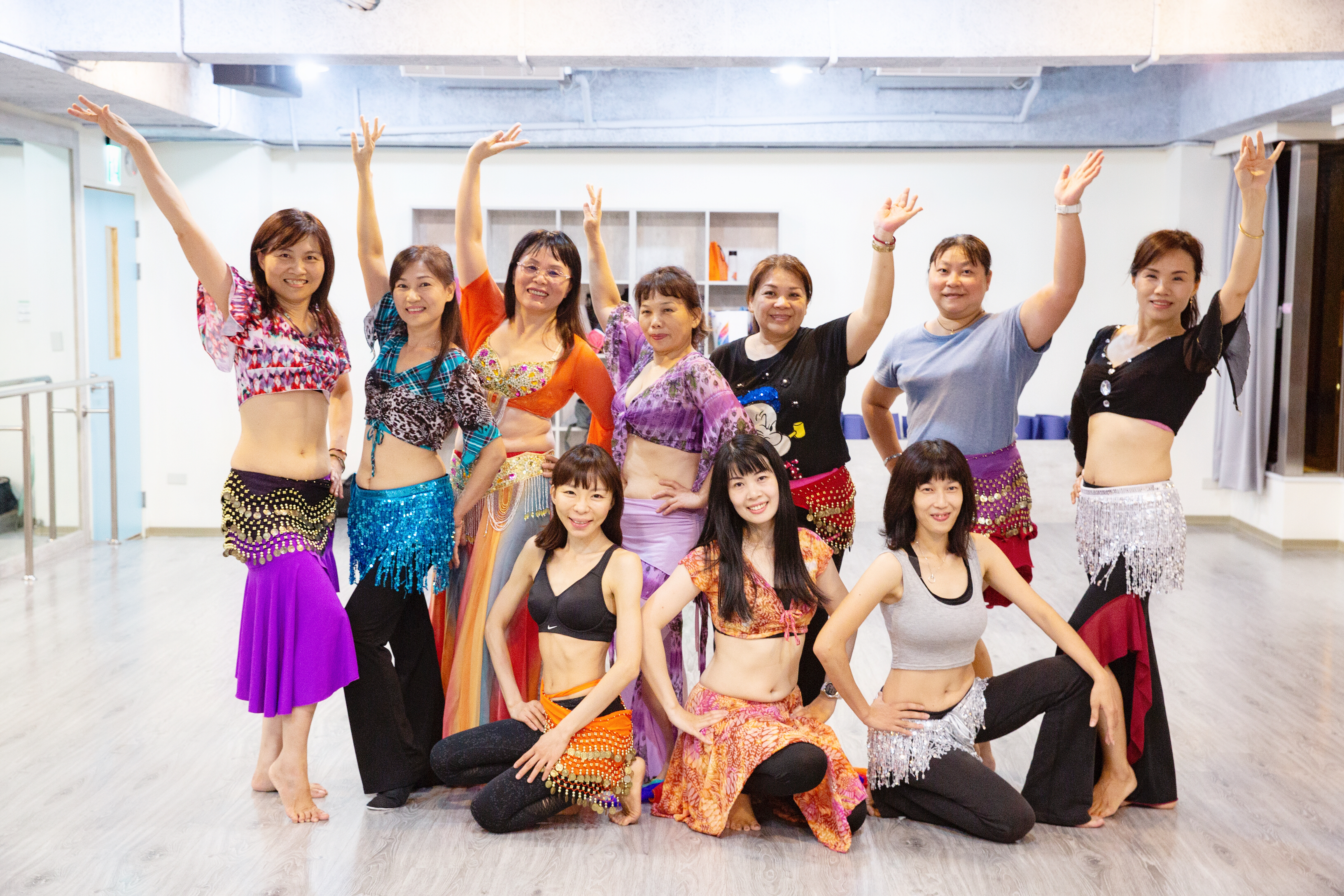 警務工作忙碌，蔡淑女（後排左3）每週最期待的就是肚皮舞課。拍照那天正巧是成果發表會，全班同學拍下開心的合照。
