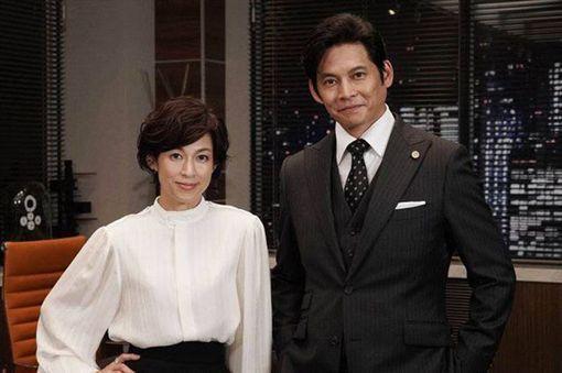 鈴木保奈美和織田裕二自《東京愛情故事》後，相隔27年再度合作《SUITS》。（翻攝自新浪娛樂）